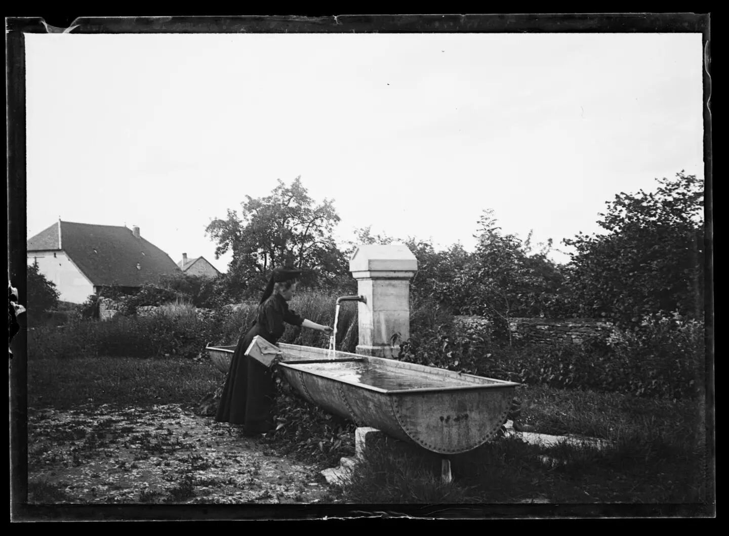 Another french glass plate. Lady at a water fountain, maybe partaking in the saline waters that the area was known for.
.
.
.
glassplatenegative #analogphotography #france #1914 #dryplatephotography #filmphotography #preservation #digitisation #filmc