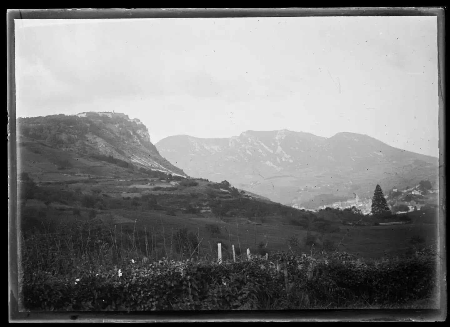 Glass plate depicting Fort St. Andre at Salins-les-Bains in 1914.
.
.
Link to a blog about these plates in my bio. 
.

#glassplatenegative #analogphotography #france #1914 #dryplatephotography #filmphotography #preservation #digitisation #filmcommuni