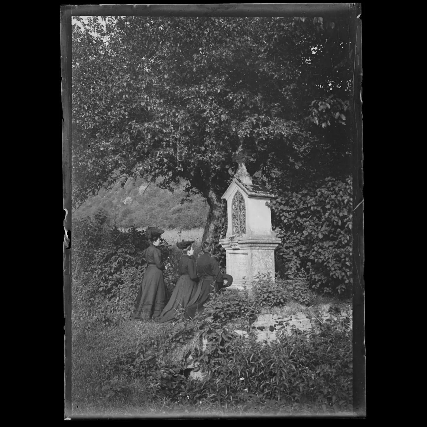 One of my favourite plates from the box. It provides more questions than answers. Who are these people and who are they visiting? Do they have a connection to the area? Are they connected to the photographer or did he/she just capture this moment? 
.