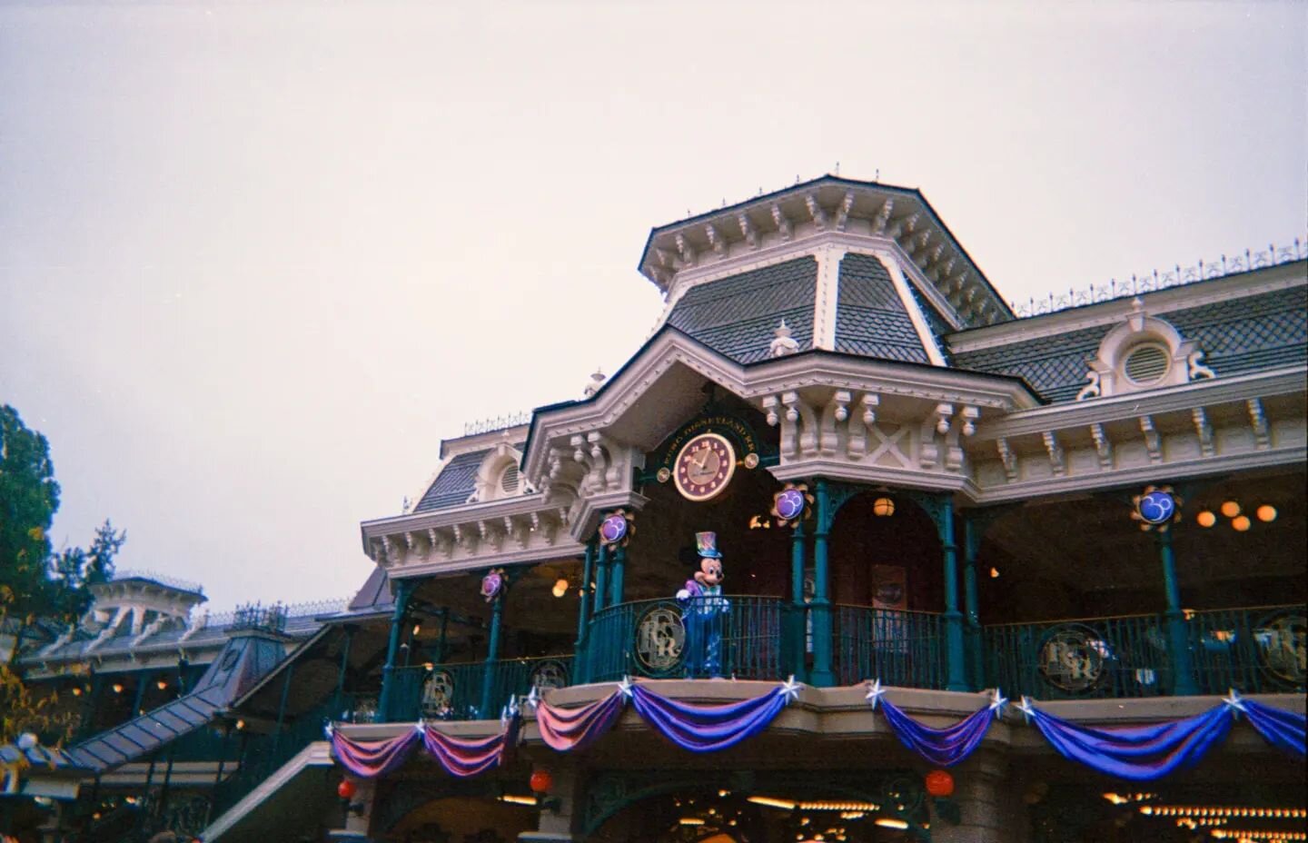 The main man welcoming us into the park last year. 
Oct 2022
.
.
Taken on a cheap disposable camera. Link to blog post about this in my bio. 
.
#35mm #disposablecamera #disneylandparis #disneyland30thanniversary #bootscamera #filmphotography #filmcom