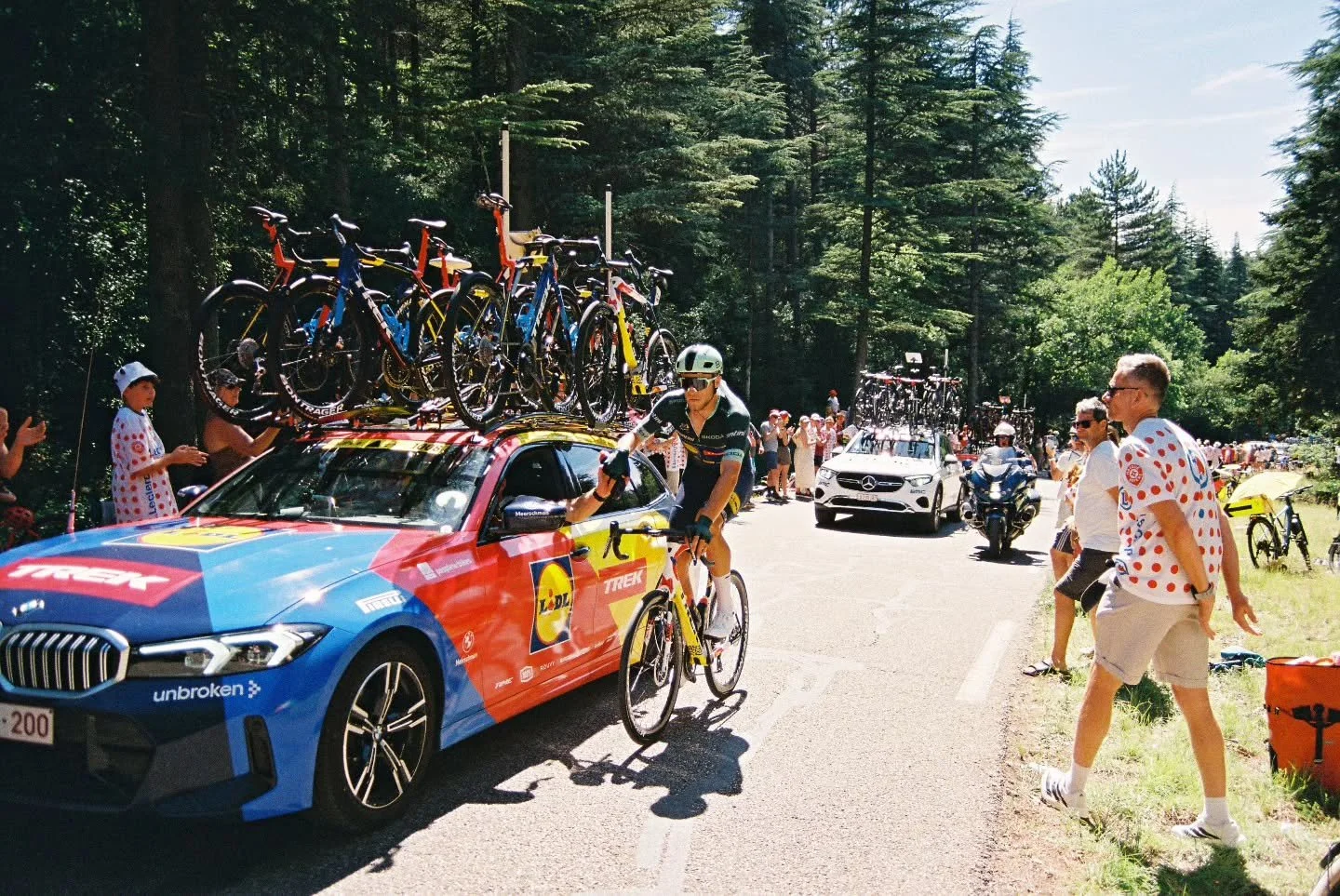 Green Jersey winner Jonathan Milan grabbing a bidon on Mont Ventoux, 2025. 
.
Nikon F80 &amp; Kodak UltraMax 400.

#tourdefrance #cyclingonfilm #lagrandeboucle #cyclingphotography #filmphotography #nikonf80 #kodakultramax400 #montventoux #tourdefranc