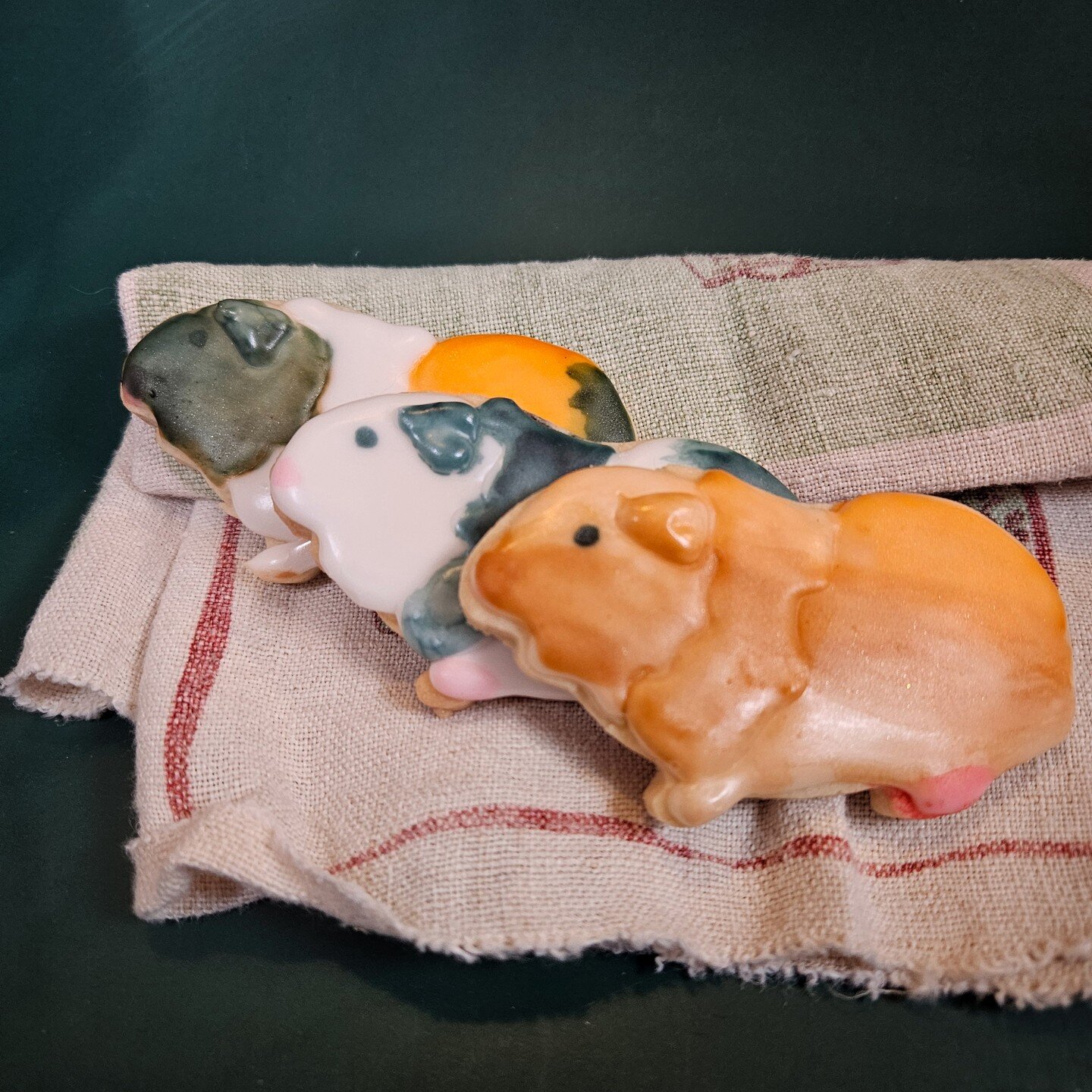 Almost the wheekend friends! Our resident guinea pig girls are excited to share these cookies inspired by their likeness, and 50% of the sales from this cookie three pack will be donated to the @the_pipsqueakery animal rescue! two of our three piggie