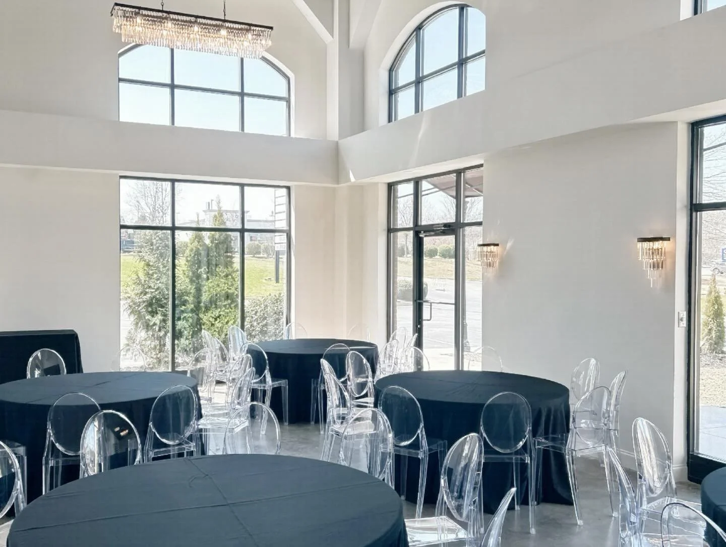 When all you really need to add is a centerpiece&hellip;swipe for a less is more concept 💜🫶

#eventvenue #bridalshower #weddingvenue #raleighweddings #raleighevents