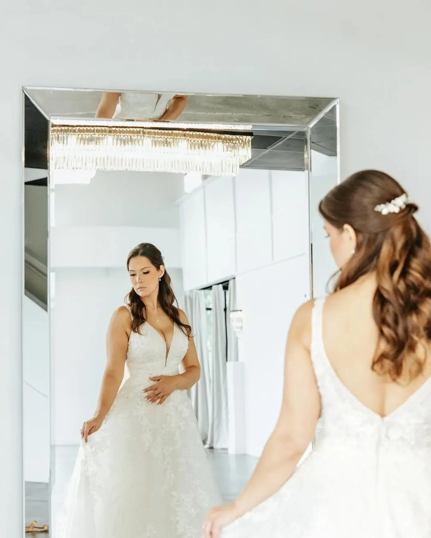 Mondays JUST might be for the girls..🥹🤍

Photographer: @hollychristinaphotography 

#eventvenue #bridalportraits #weddingvenue #raleighweddings #raleighevents