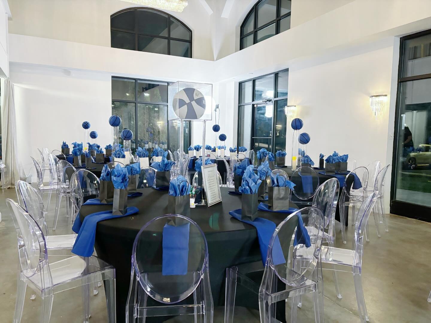 Throw a sneaker ball for your husband&rsquo;s birthday or whatever January says&hellip;SUCH an amazing idea 😍💙👟

Coordinator: @myssjanuaryevents
Balloons: @expressionsofolivia11
Marquee Numbers: @hamerspropsandparty

#eventvenue #birthdaycelebrati