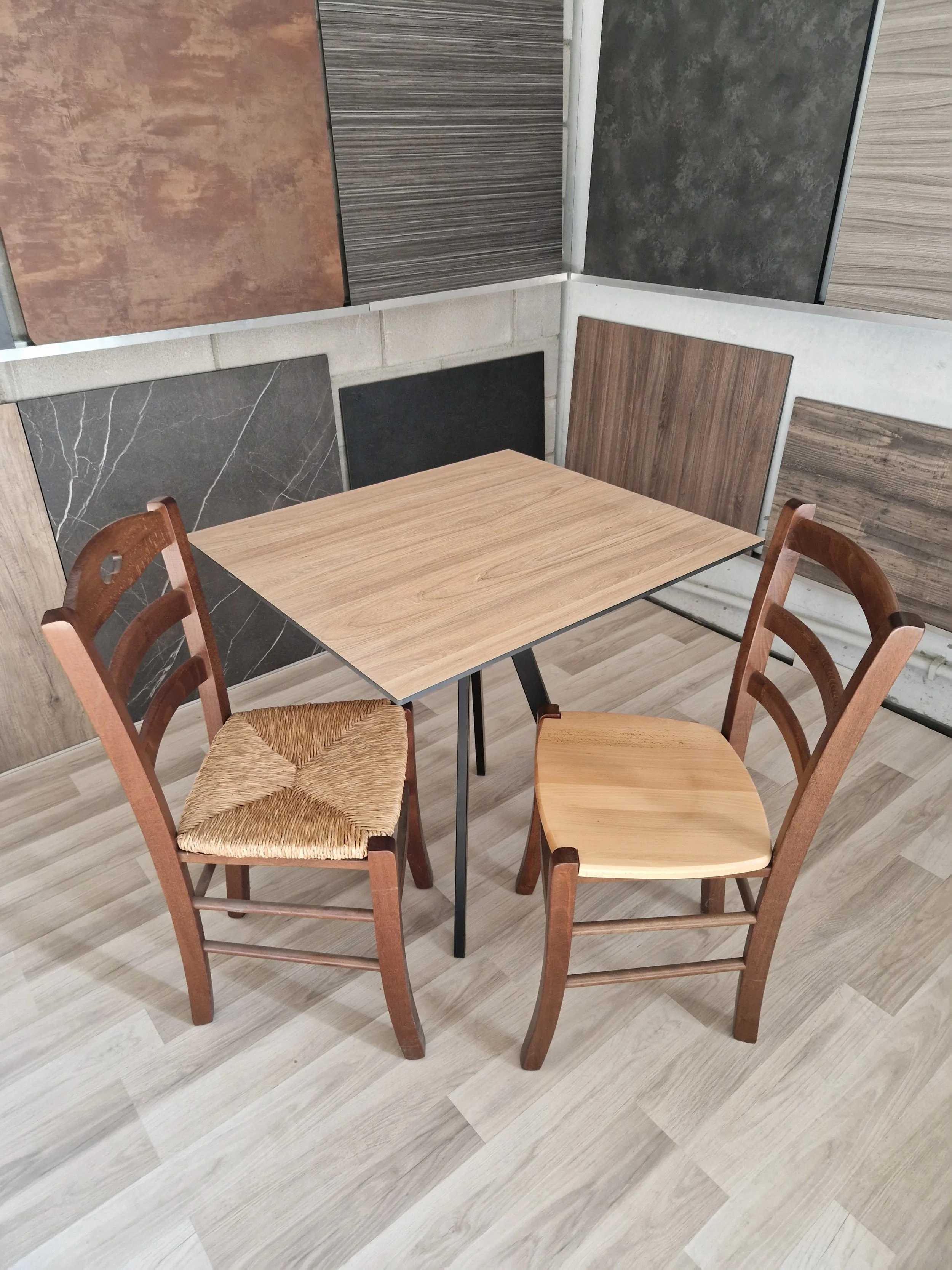 Tavolo con piano HPL rovere anticato e sedie paesane.jpg