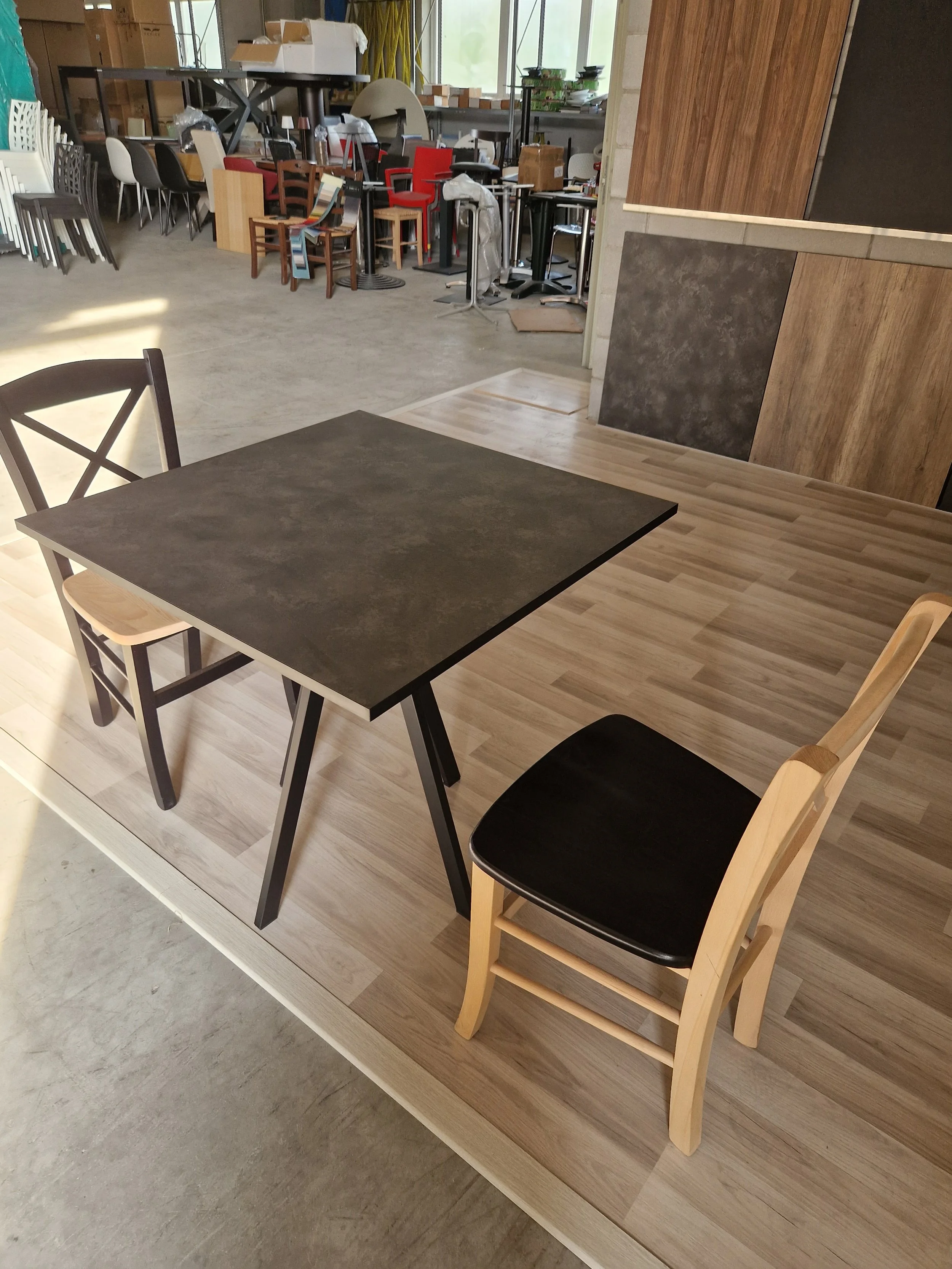 Tavolo con piano LAMINATO effetto vulcano e sedie faggio Croce.jpg