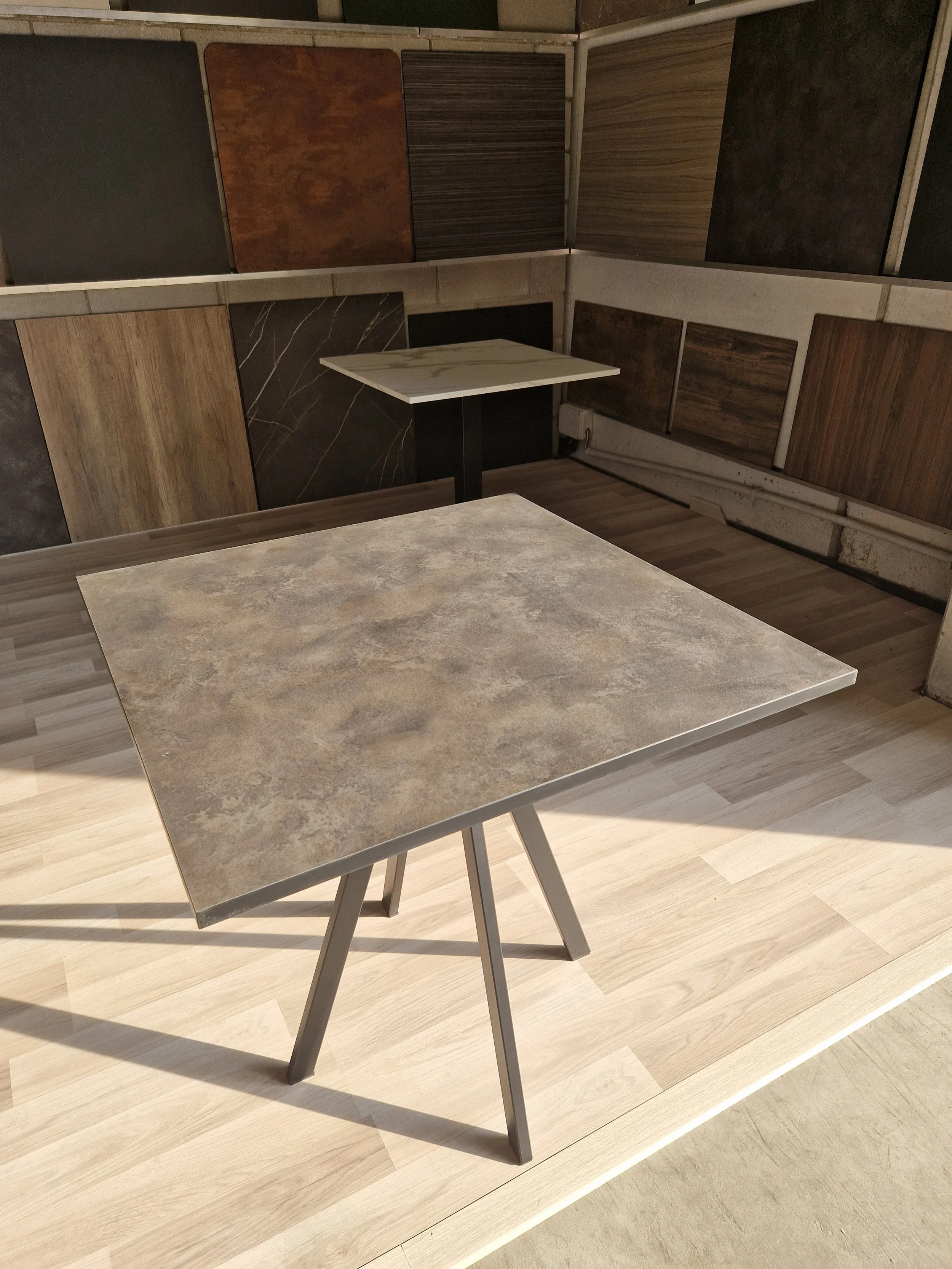 Tavolo in LAMINATO effetto Vulcano.jpg