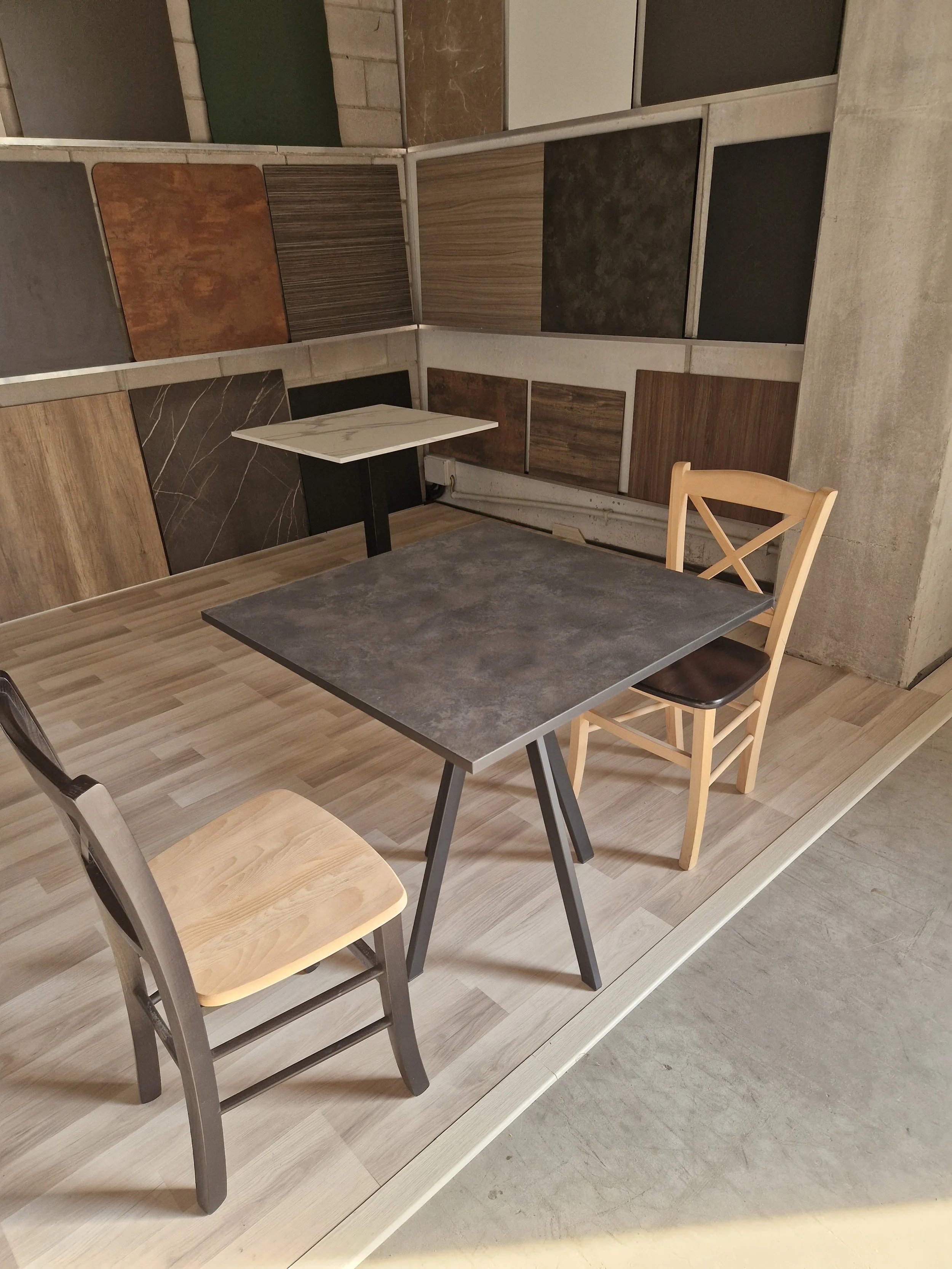 Tavolo con piano Laminato vulcano e sedie faggio a croce.jpg