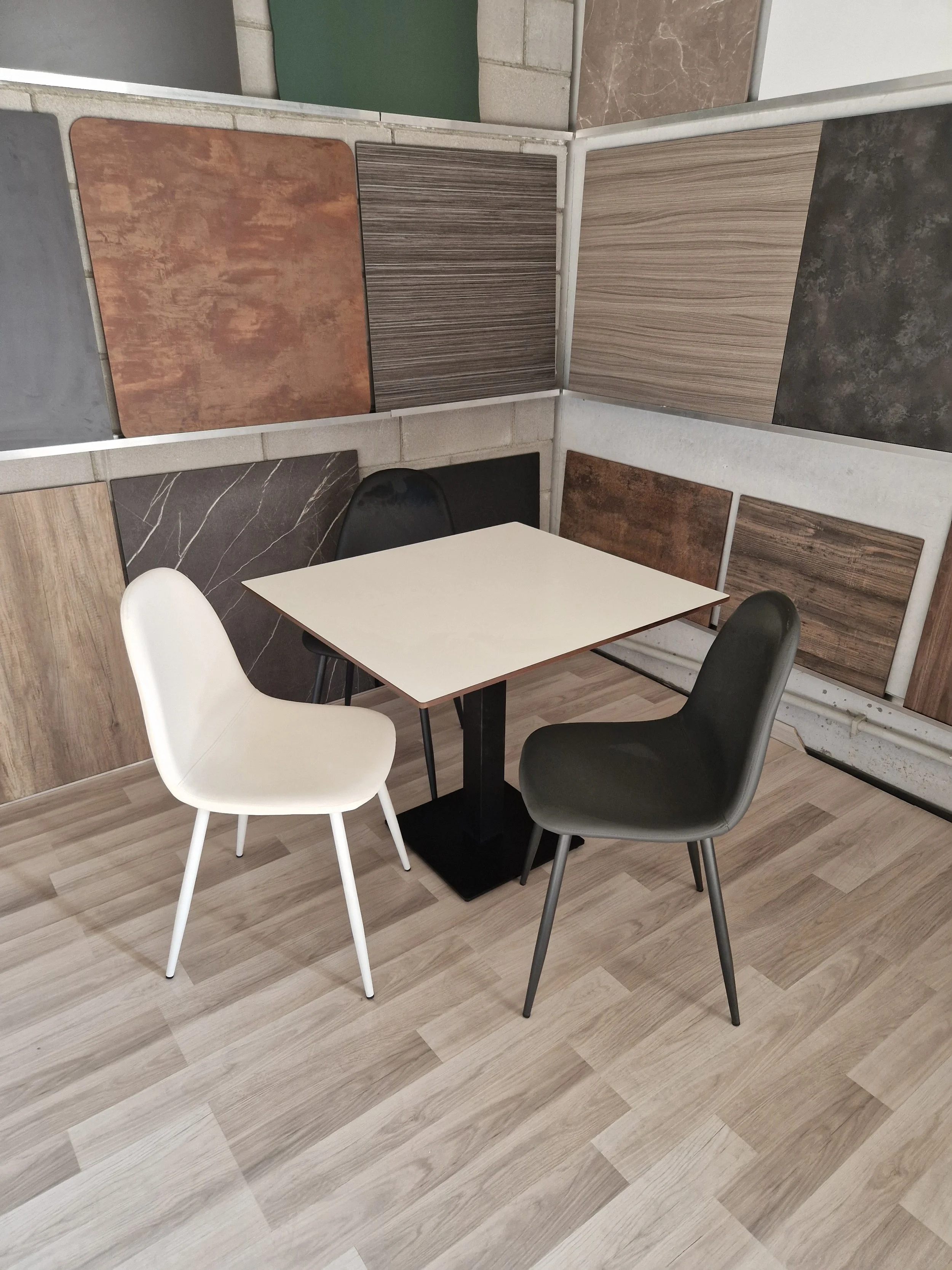 Tavolo con piano HPL bianco e sedie ecopelle scocchetta.jpg