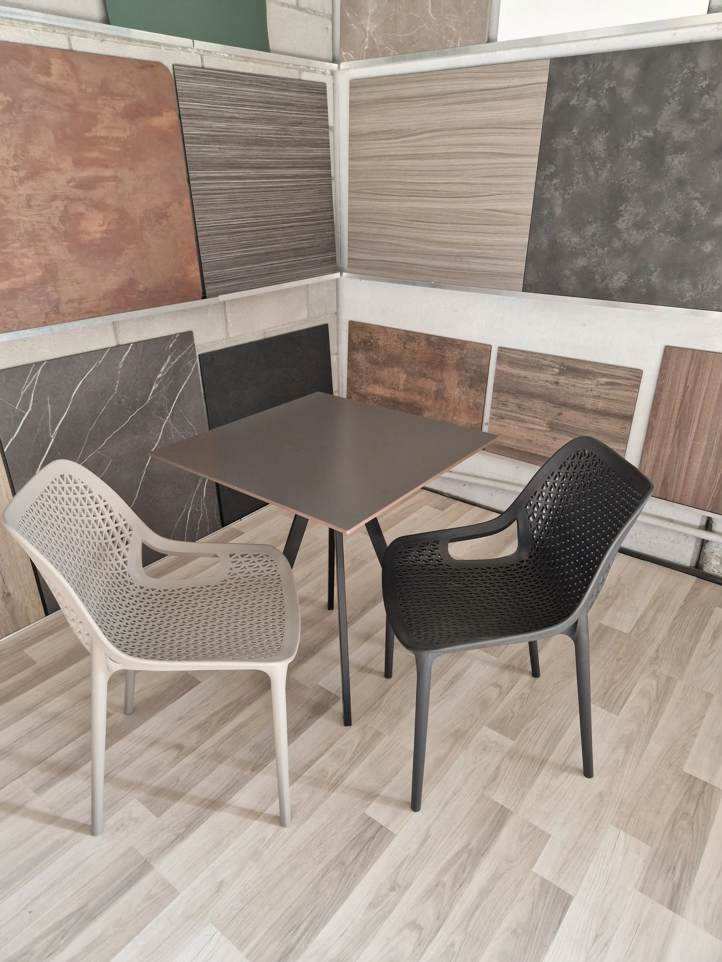 Tavolo con piano HPL grigio scuro e sedie Bilros.jpg