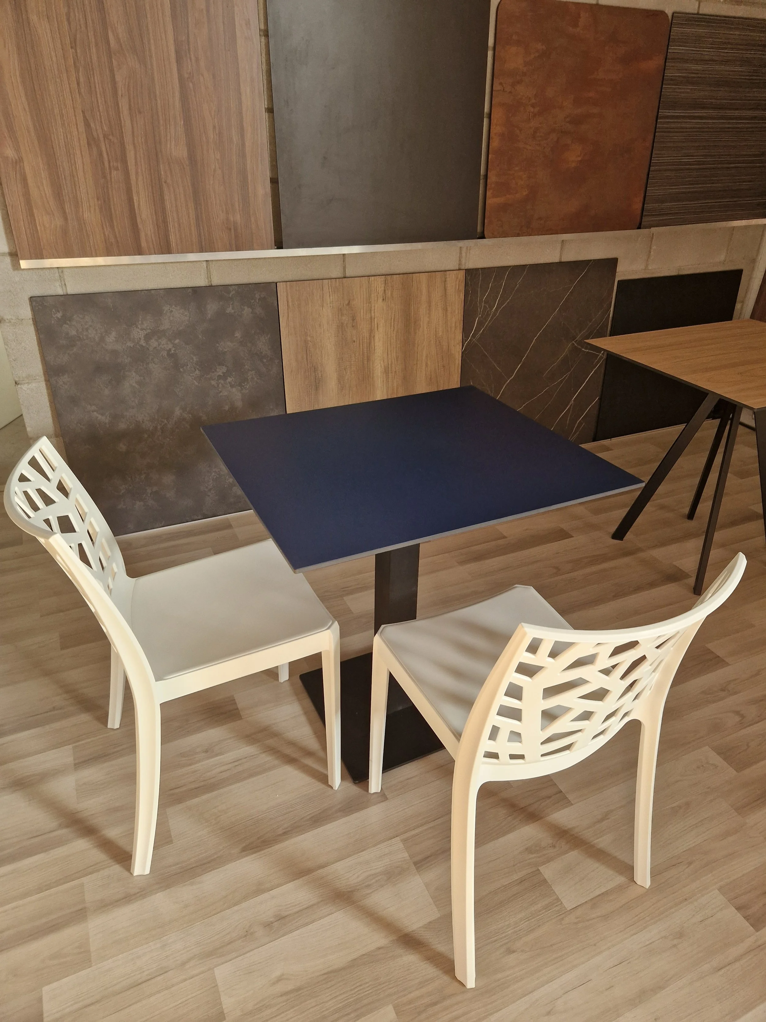 Tavolo con piano HPL blu oceano e sedie Matrix.jpg