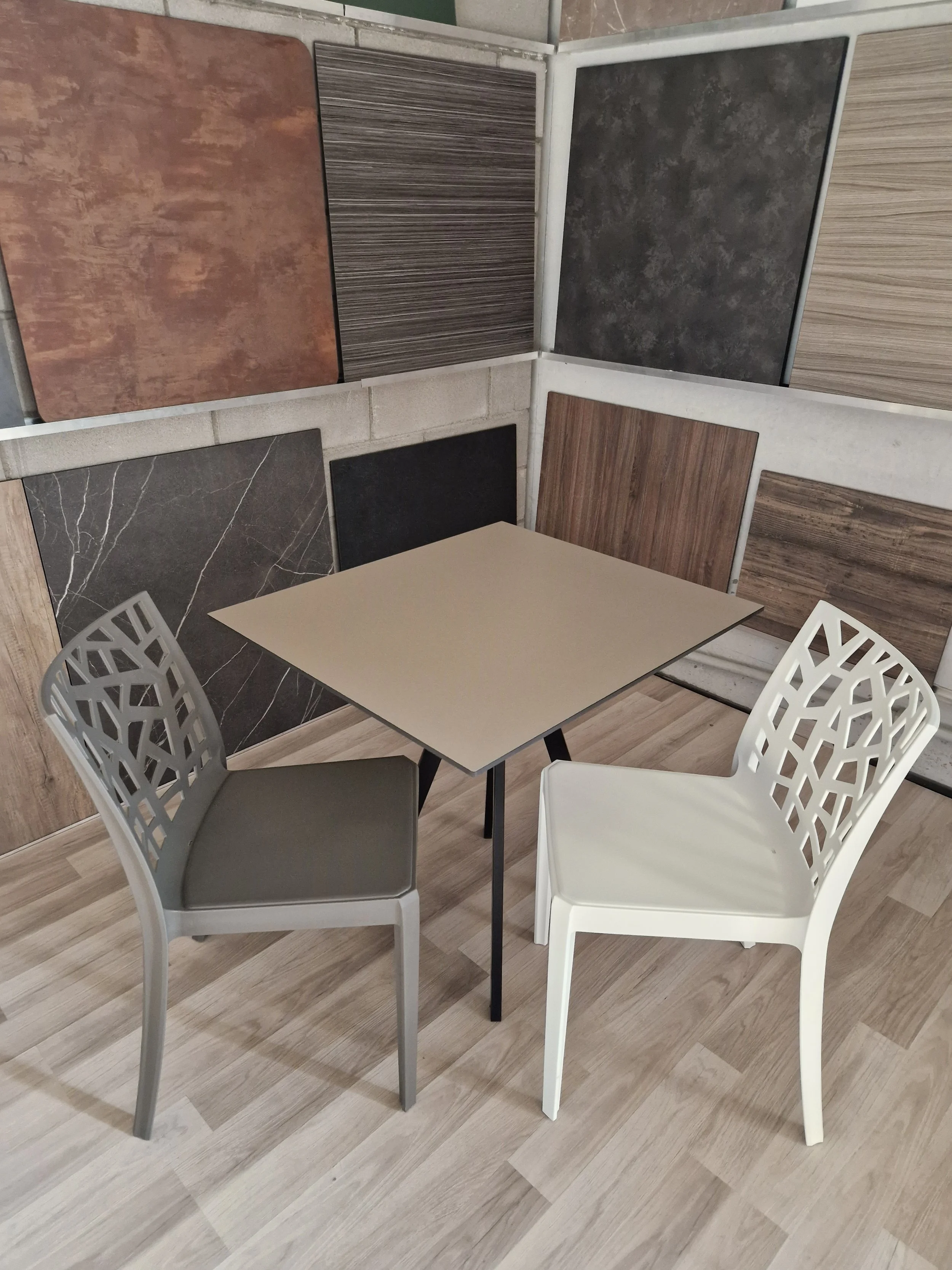 Tavolo con piano HPL beige e sedie Matrix.jpg