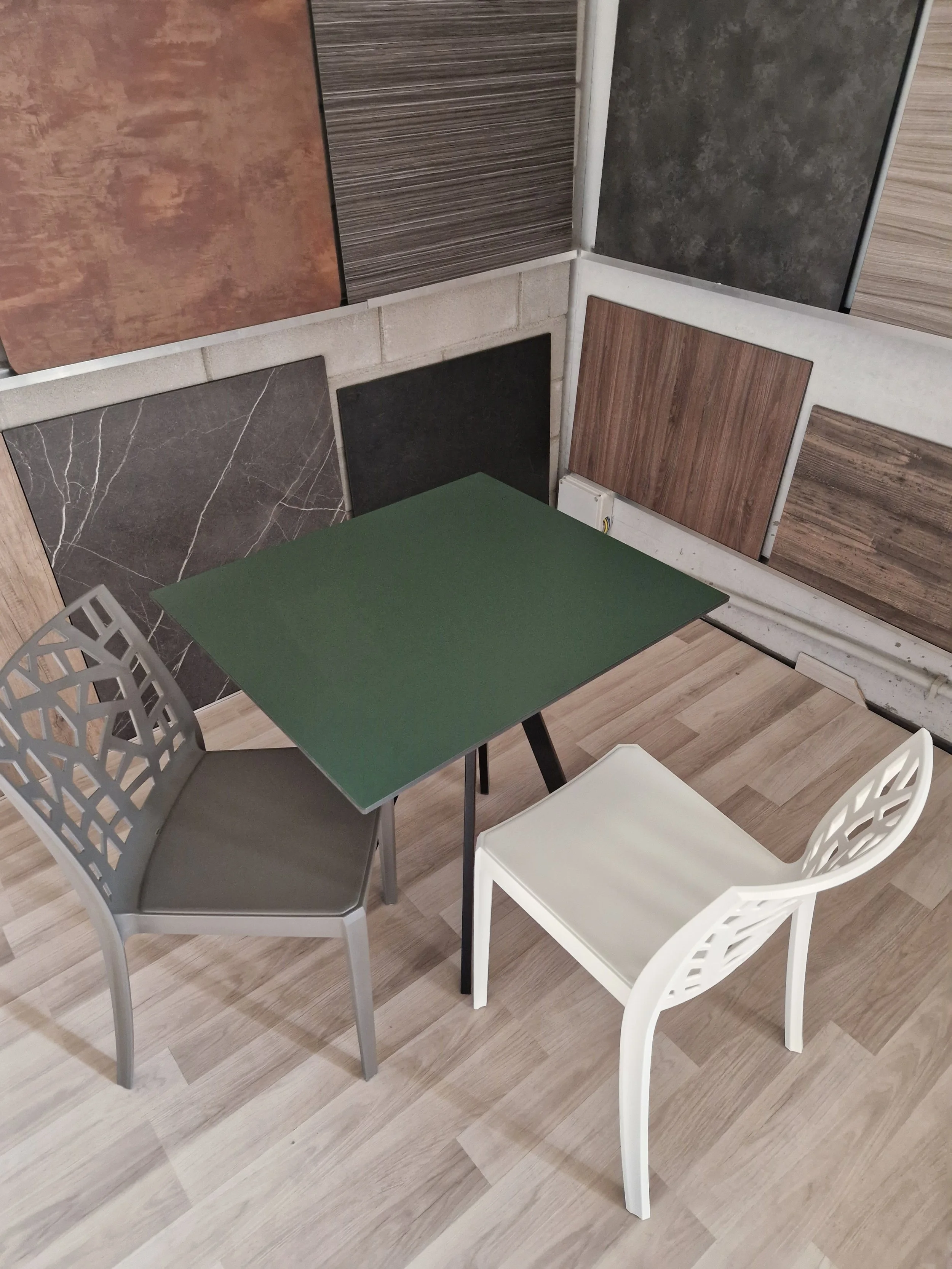 Tavolo con piano HPL ardesia e sedie Matrix.jpg