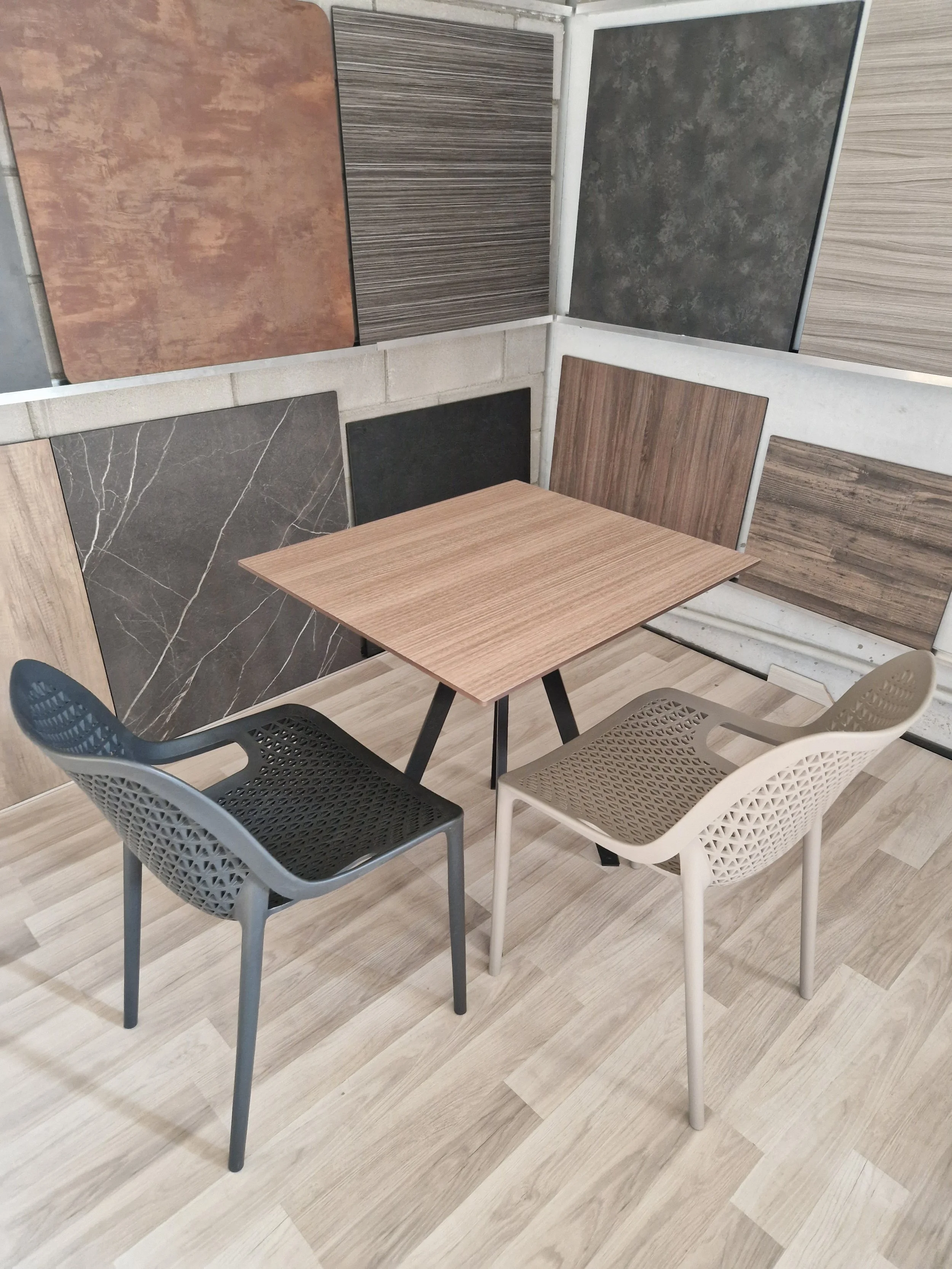 Tavolo con piano HPL rovere anticato e sedie Bilros.jpg