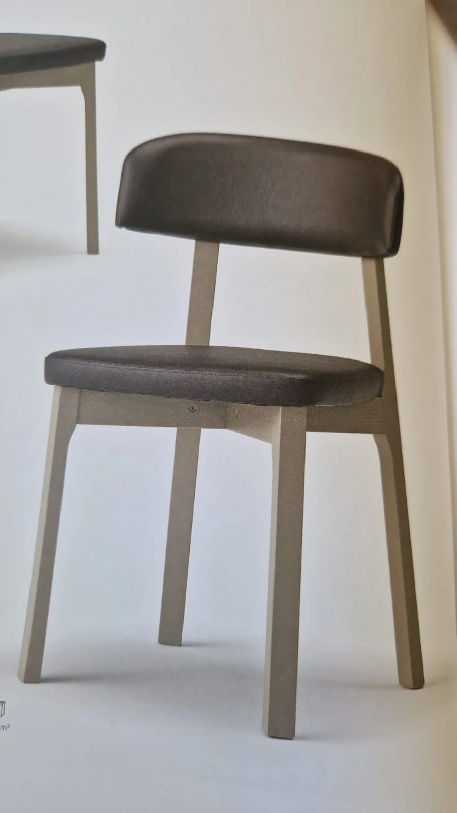 Sedia in frassino massello con seduta e schienale imbottito.jpeg