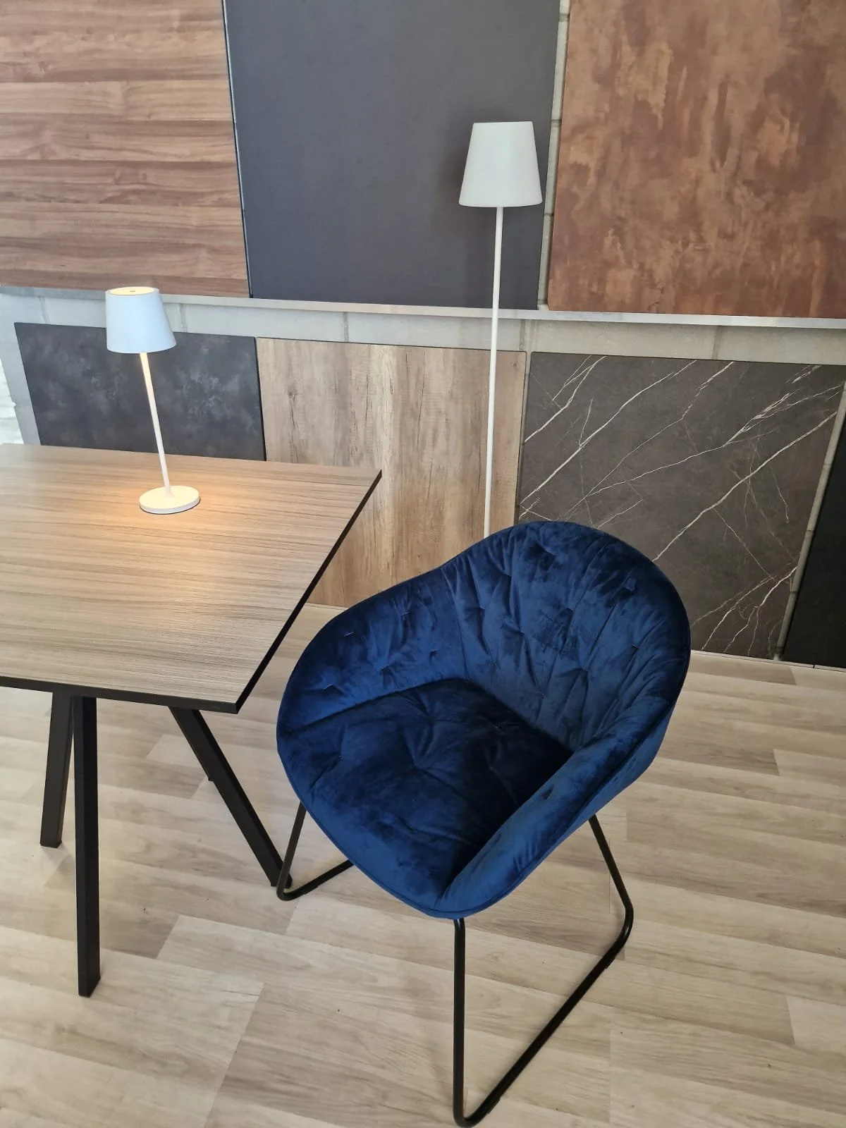 Poltrona velluto a stock vari colori.jpg