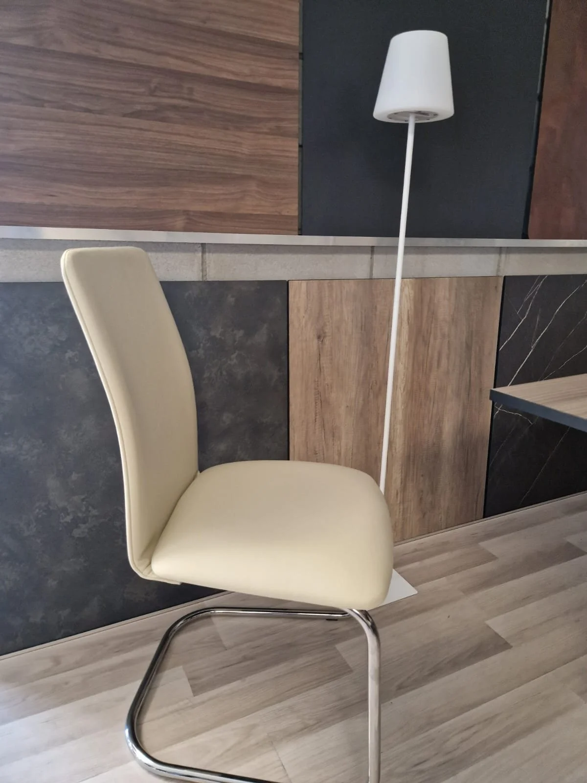 Sedia slitta in vera pelle beige a stock.jpg