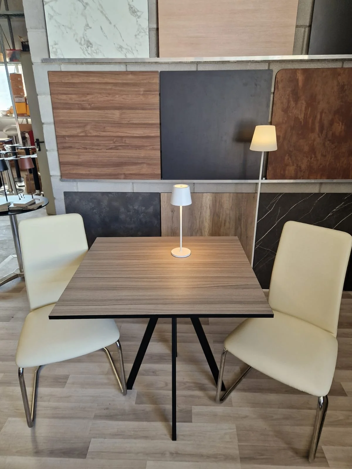 Sedia slitta in vera pelle beige a stock.jpg