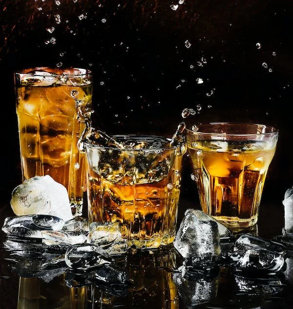 bar, persone che si divertono a bere