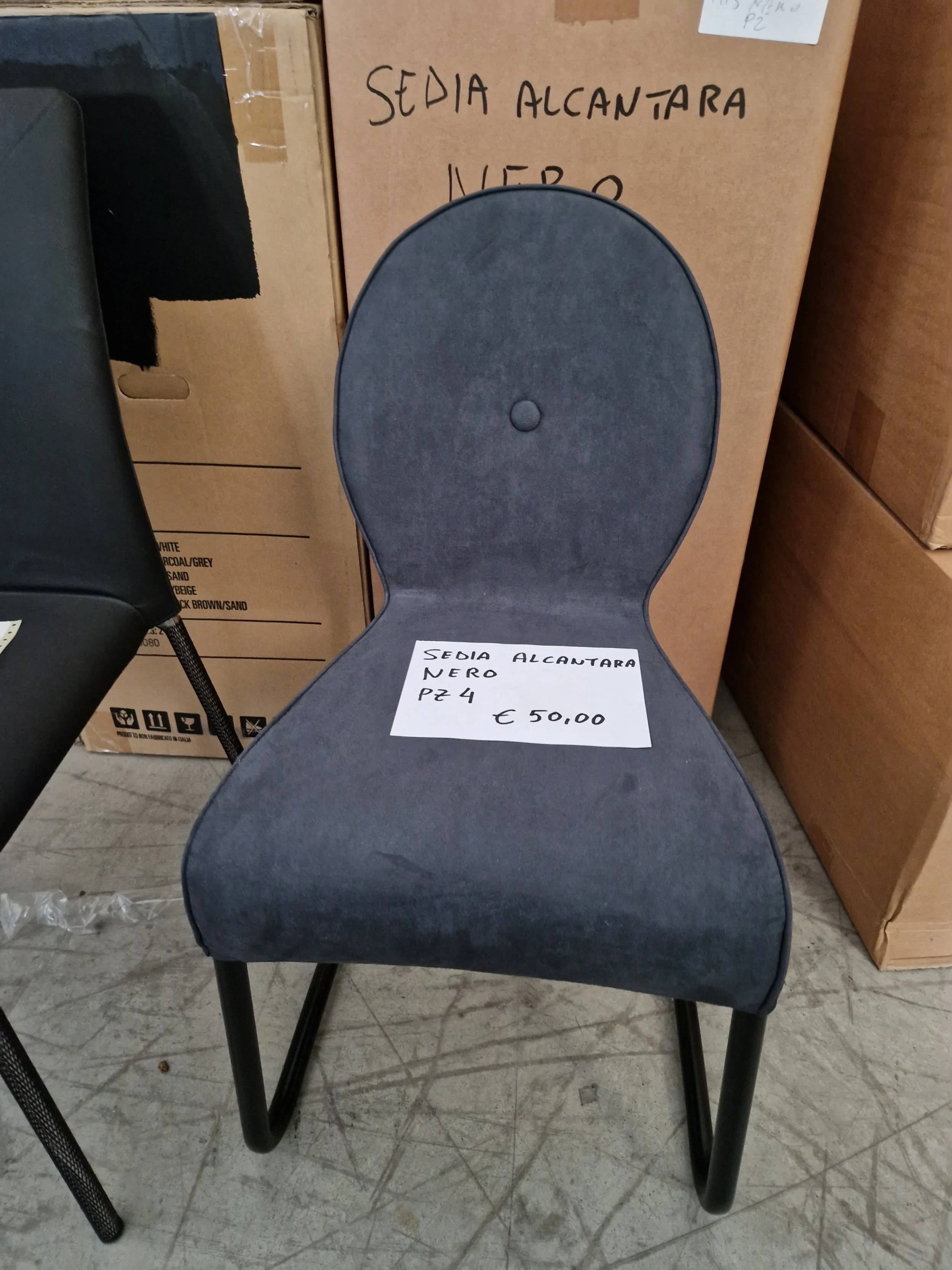 Sedia alcantara nero a stock.jpg