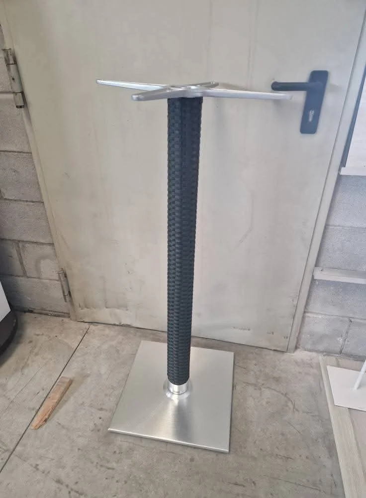 Base H108 a stock in acciaio con colonna rattan.jpeg