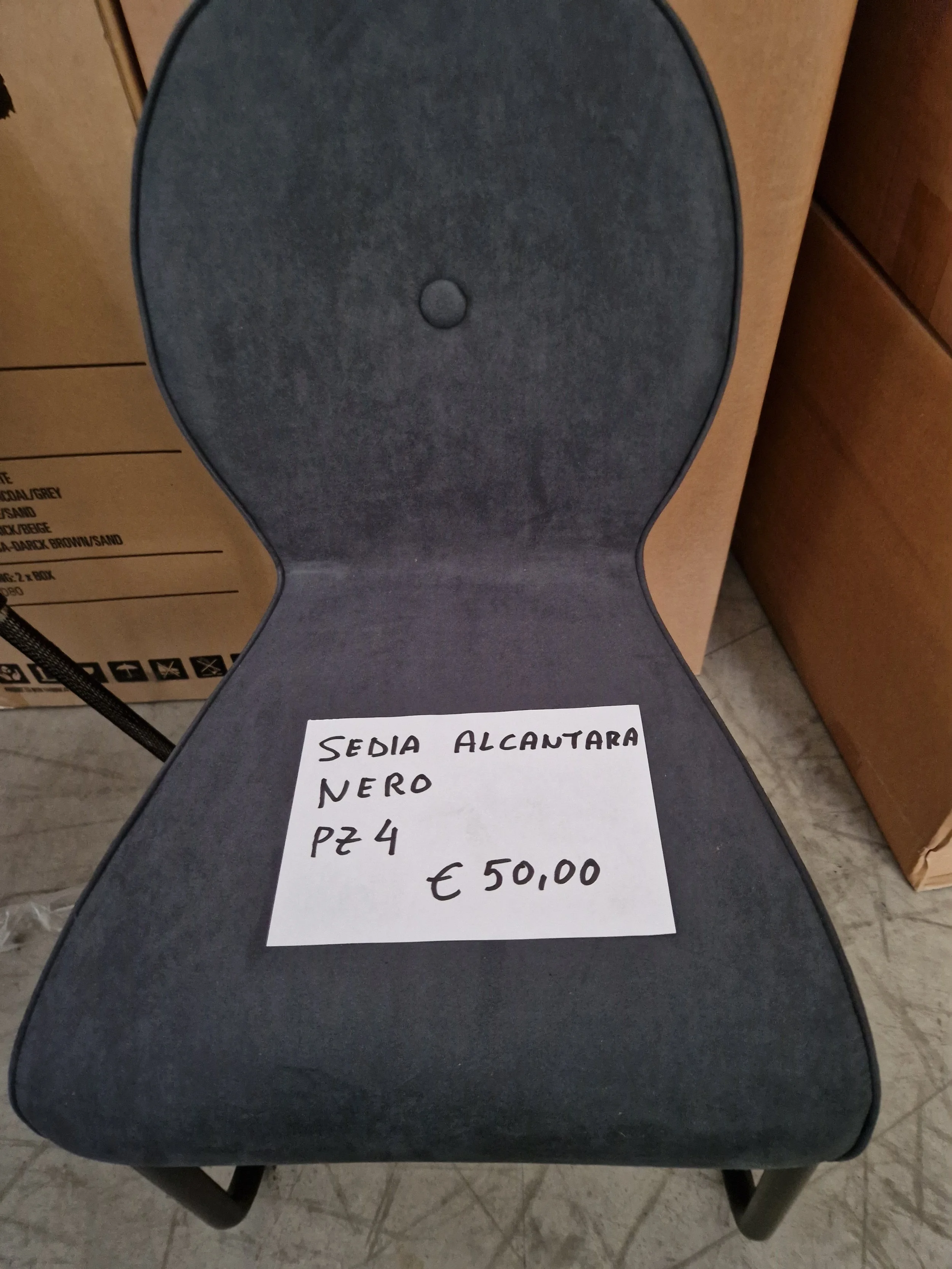 Sedia alcantara nero a stock.jpg