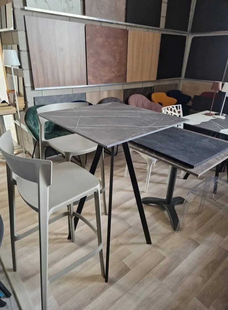 Tavolo alto H105 con piano di diversi materiali e misure.jpeg