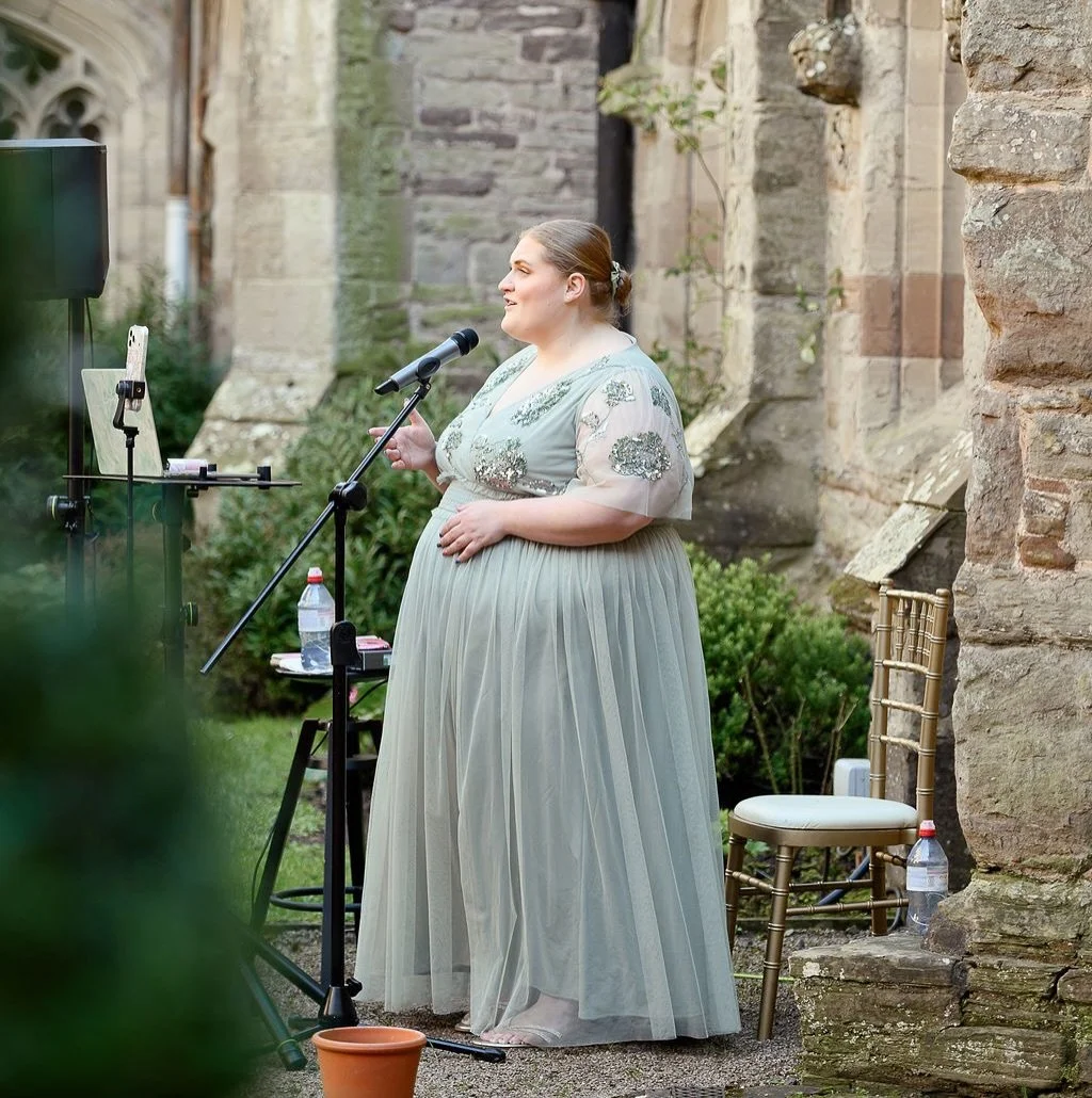 Imagine being serenaded on your wedding day, as you get married in a fairytale castle of your dreams 🏰

I so rarely get good photos of me singing at weddings but I absolutely love these from Alice and Matt's day back in March - my first outdoor cere