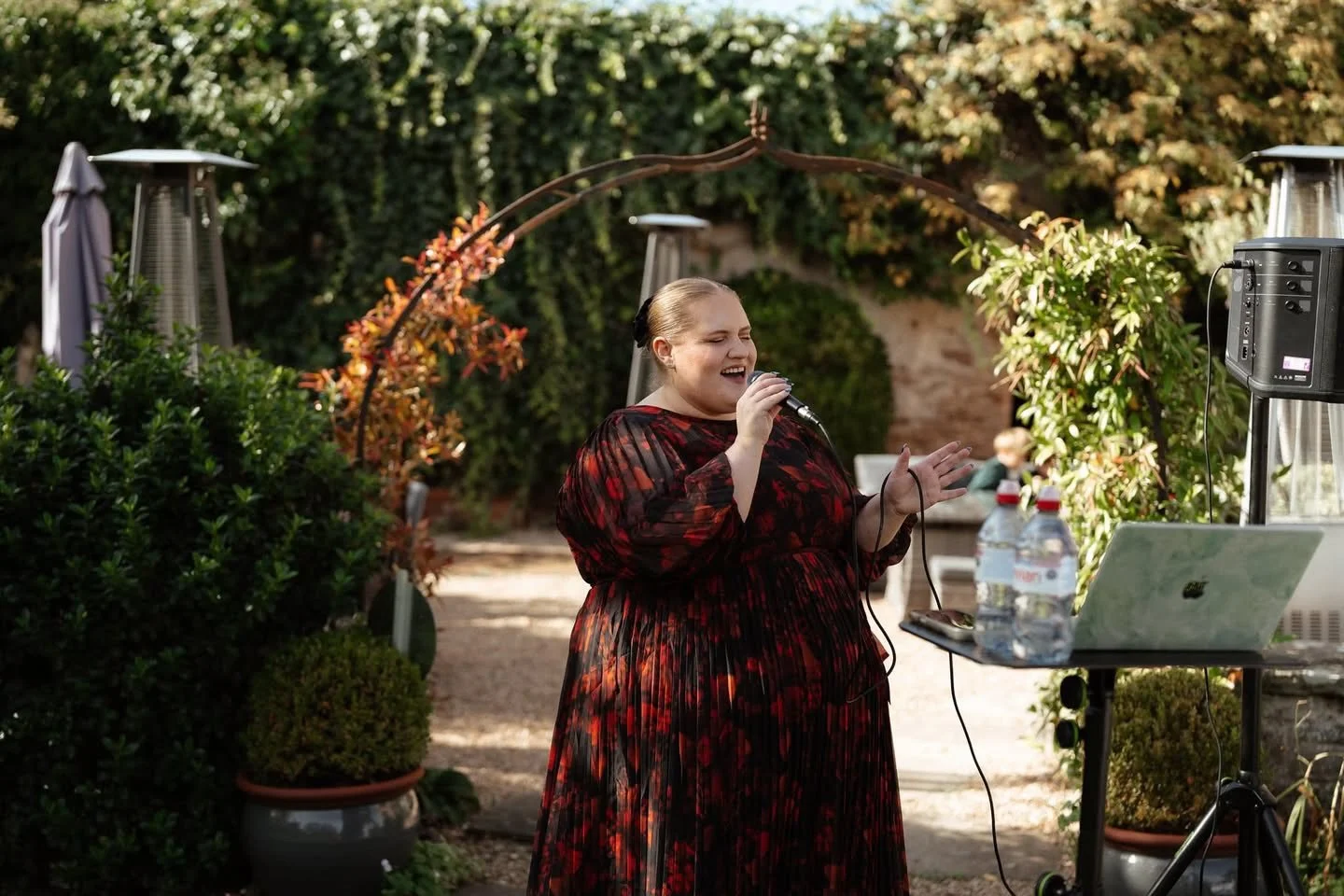 A photo of me doing my favourite thing: singing at weddings. 🎤🤍 (Thank you @gracedovephotography for this gorgeous shot!)

I don&rsquo;t think I&rsquo;ll ever get bored of being part of my
nearlyweds wedding days. I love getting to know every nearl