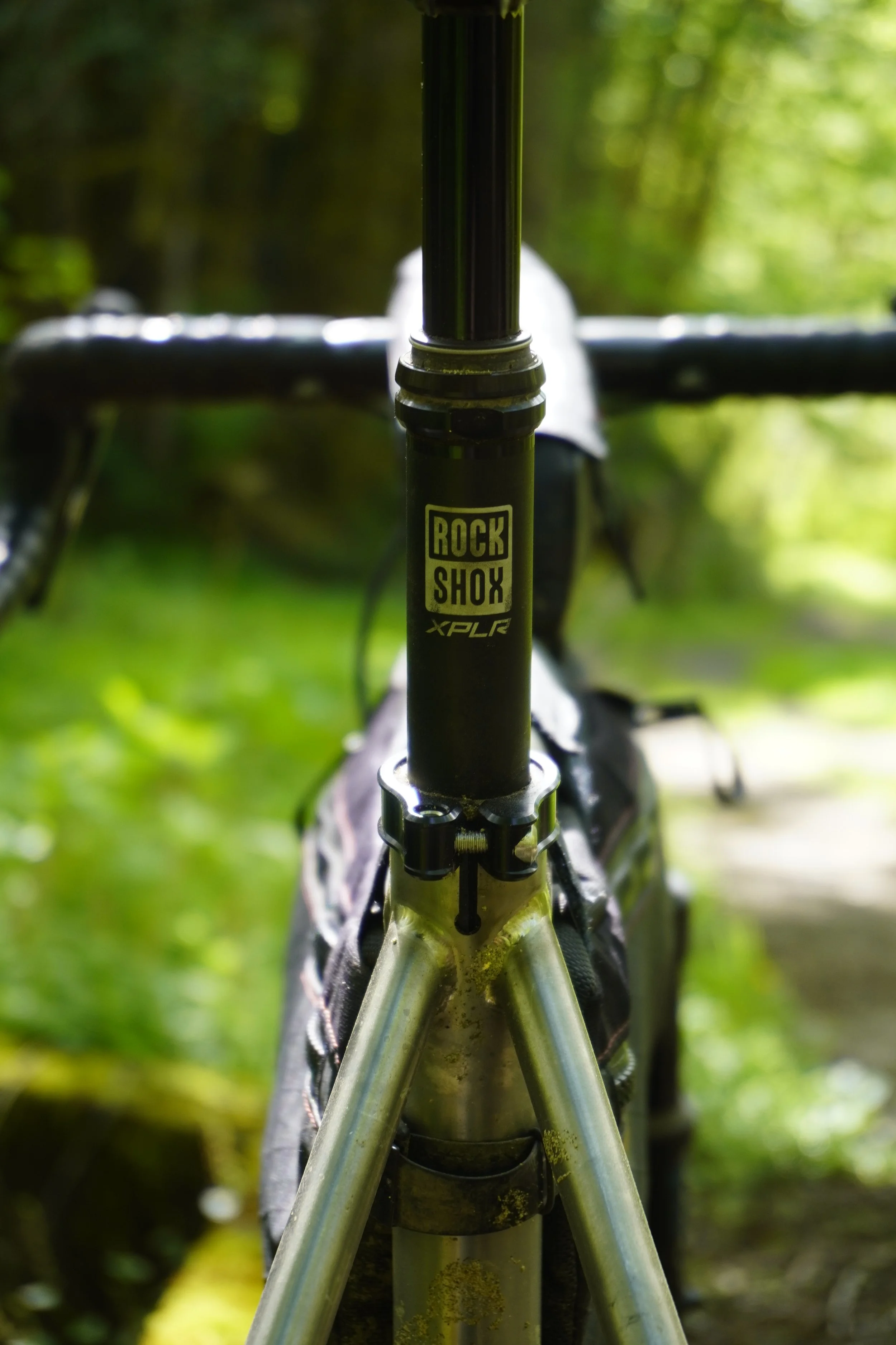 Cable dropper on a travel bike? I think not.
