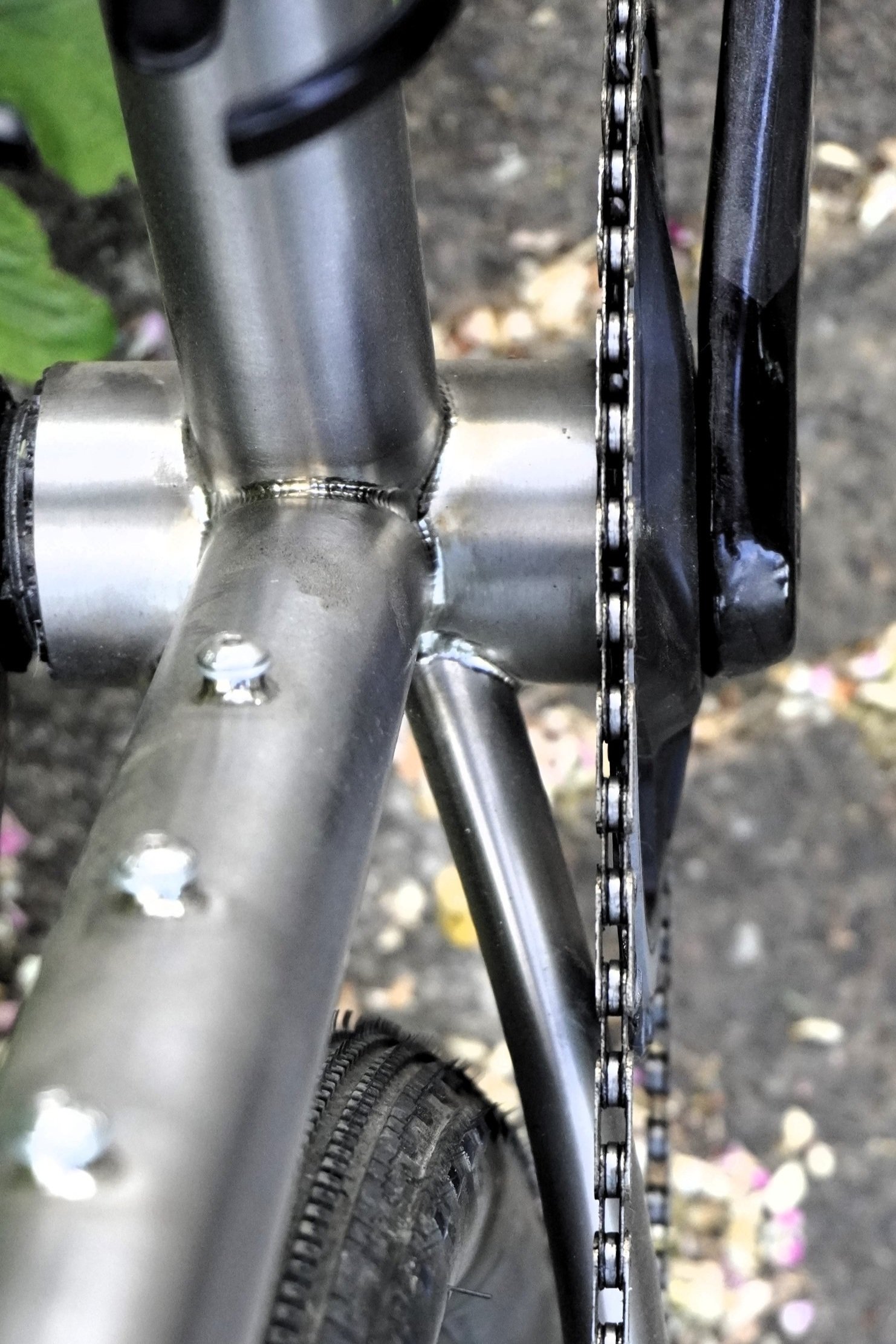 A wide-format T47 shell allows the brake and shift cables to run fully internally.