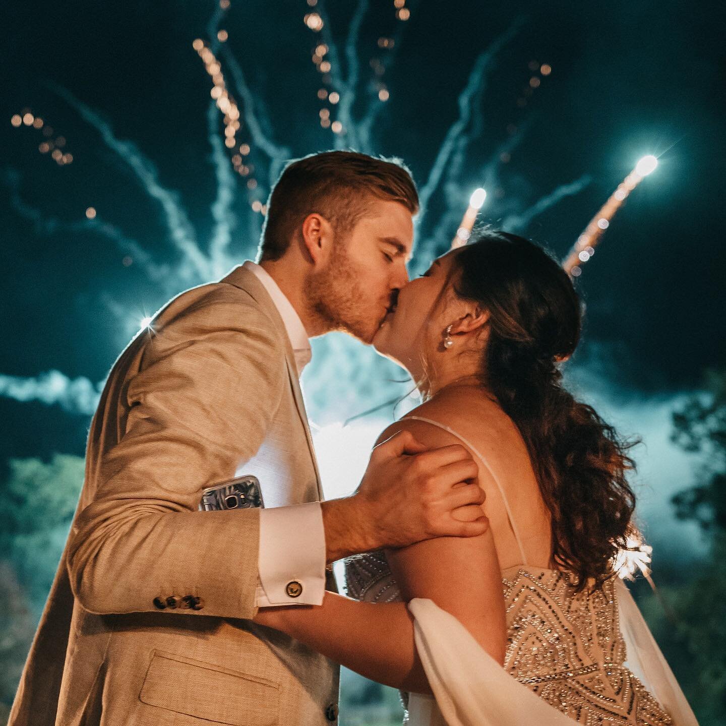 I feel like we&rsquo;re a bit late to the party, but here&rsquo;s some fire for you guys!!! 🔥

#fireworks #weddingfireworks #bonfirenight #winterwedding #winterweddinginspiration #weddingvideography #weddingvideographer #weddingphotography #weddingp