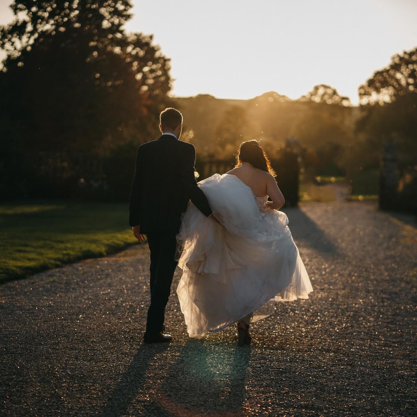 That summer evening light 😍☀️ I guess we&rsquo;re just missing the sun today? 🙈 So here&rsquo;s a throwback to a gorgeous summer evening 🧡

#summertime #summerlight #summerwedding #sunset #goldenhour #weddingday #brymptonhouse #brymptonhouseweddin