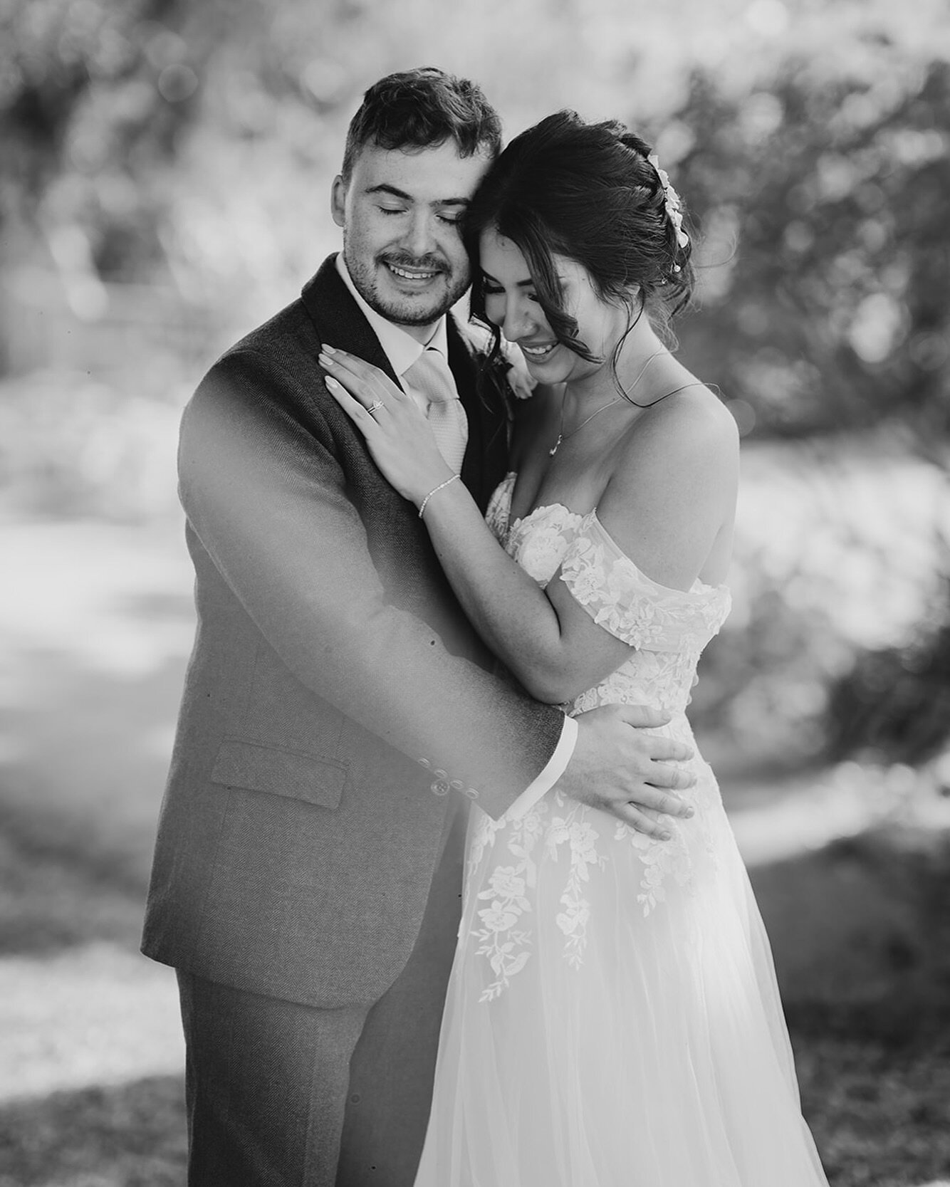 Ellen &amp; Sam 🖤🤍

#thegreattythebarn #tythebarn #barnwedding #barnweddingvenue #blackandwhitephotography #brideandgroom #weddingday #somersetphotographer #somersetweddingvideographer #weddingvenue #weddingvideography #weddingvideographer #wedding