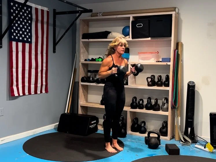 Kettlebell finisher today!  Tried this demanding duo after my pull workout today! 
Every 90sec for 8 rounds!
10 dual kb gun slingers 
5 toes to bar
BOOM💪🏼
#barefootstrong #garagegym #strongissexy #kettlebellworkout #kettlebellstrong #trainsmarte