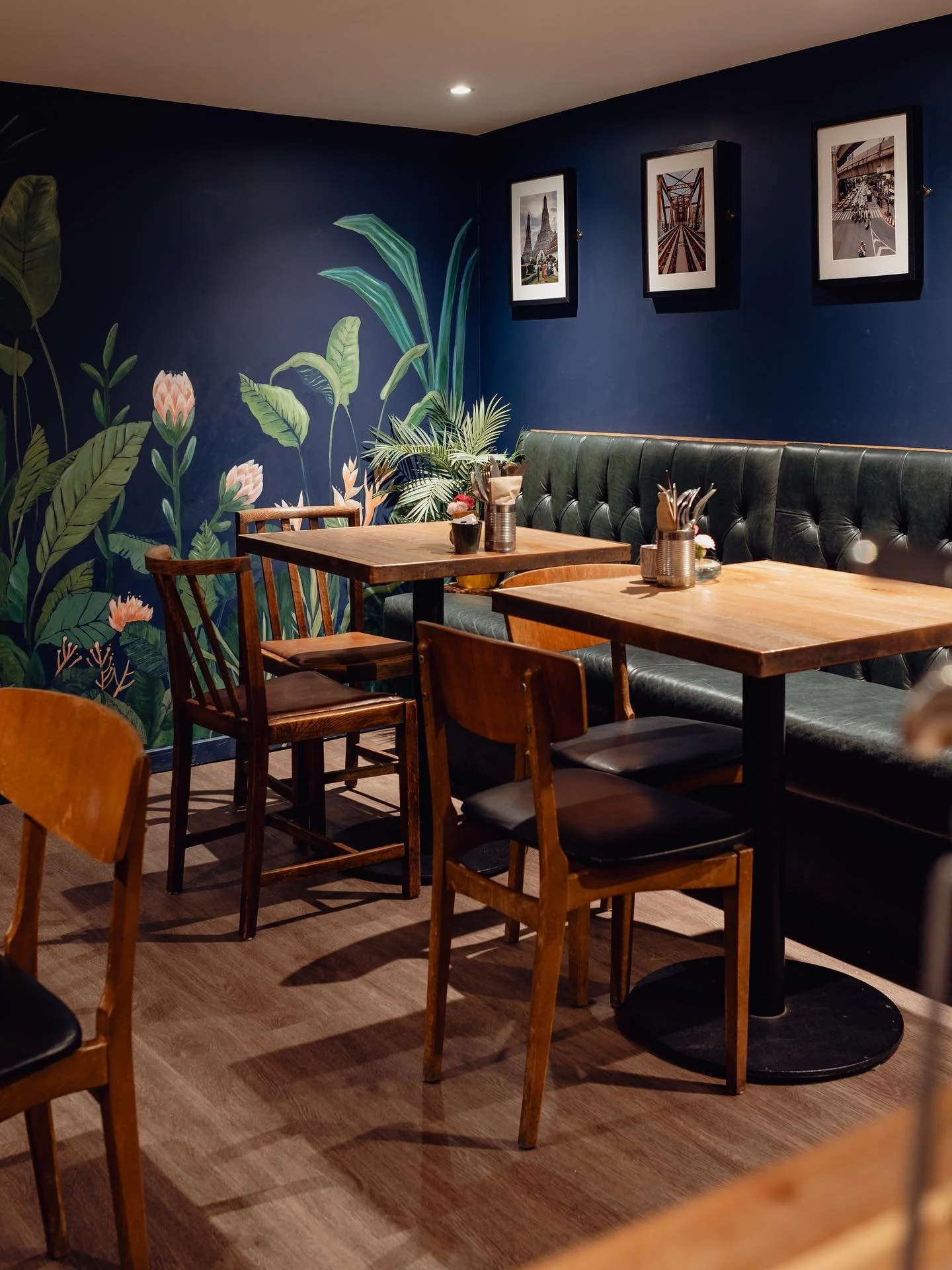 Our beautiful cosy downstairs space has plenty of seating for bigger groups and is perfect for those that want to escape the busy crowds 😌🌿