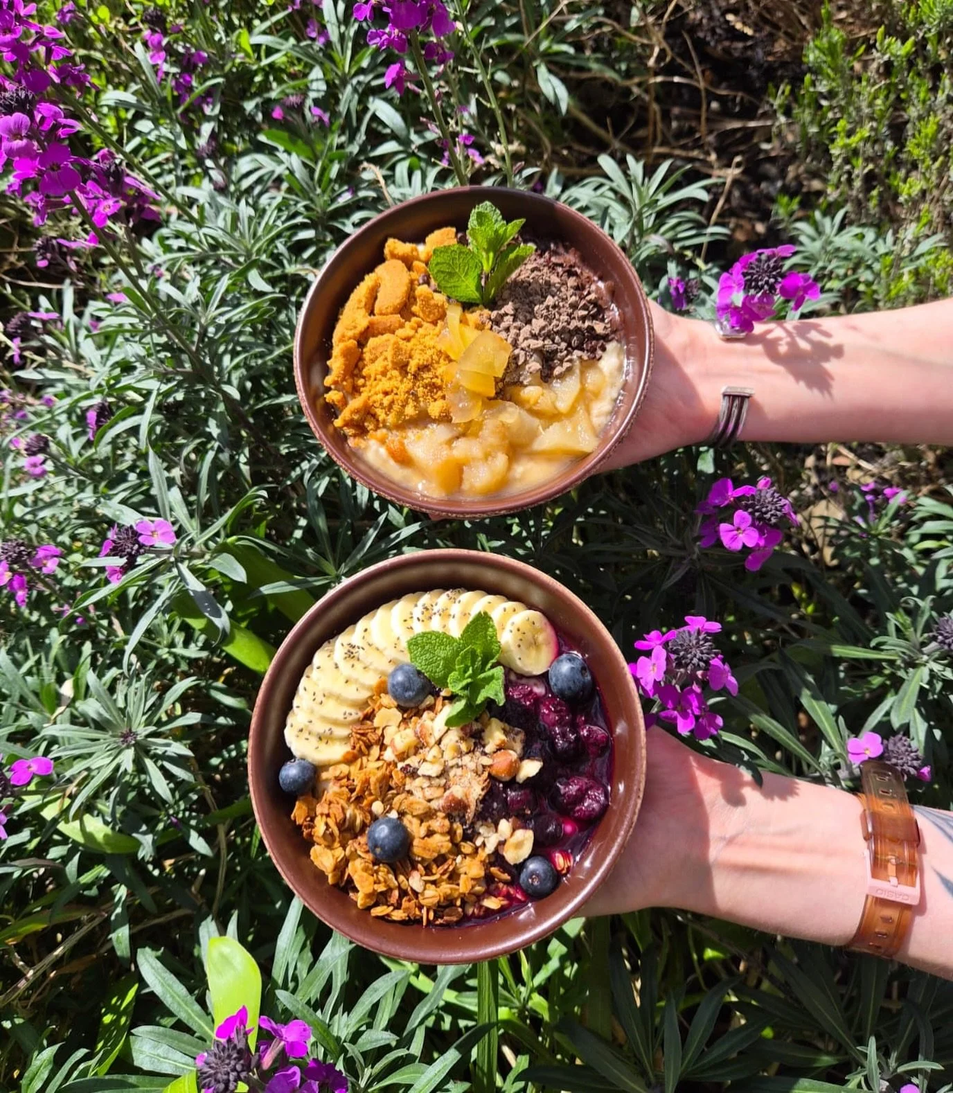 Wednesday Go Awesome Porridge update!

🍐 Cinnamon stewed pear, biscuit crumble, dark chocolate, and stem ginger

🫐 Blueberry compote, banana, toasted oats, mixed nuts, and blueberries

As usual, serving oats till 1pm :)