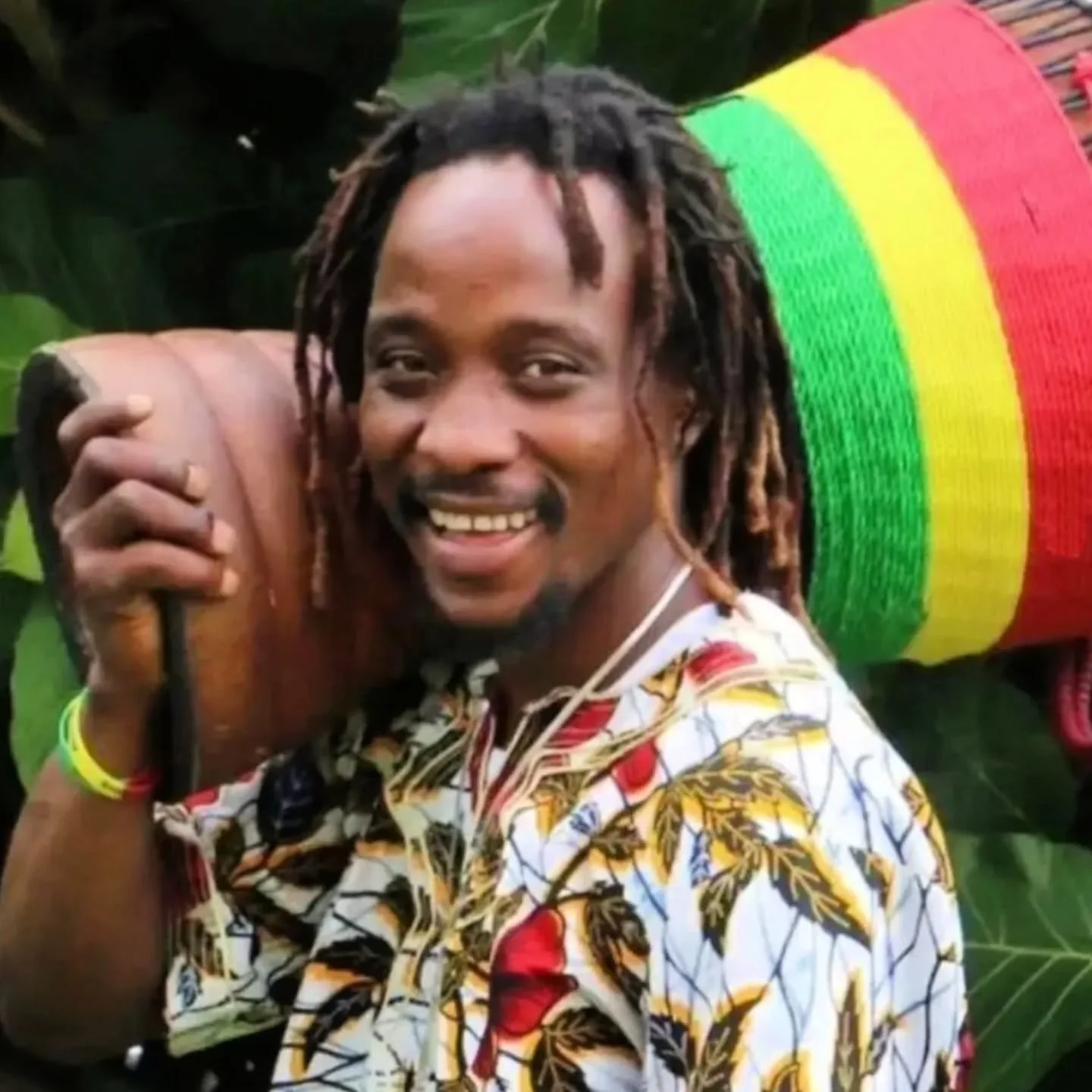 This Sunday and Tuesday, @soribadrums  in town teaching drumming and dancing!!

Sunday at Rhythm Industry Performance Factory, and Tuesday at INjoy Movement Studio 

Contact @jene_in_the_desert if you need to rent a drum for sunday classes.