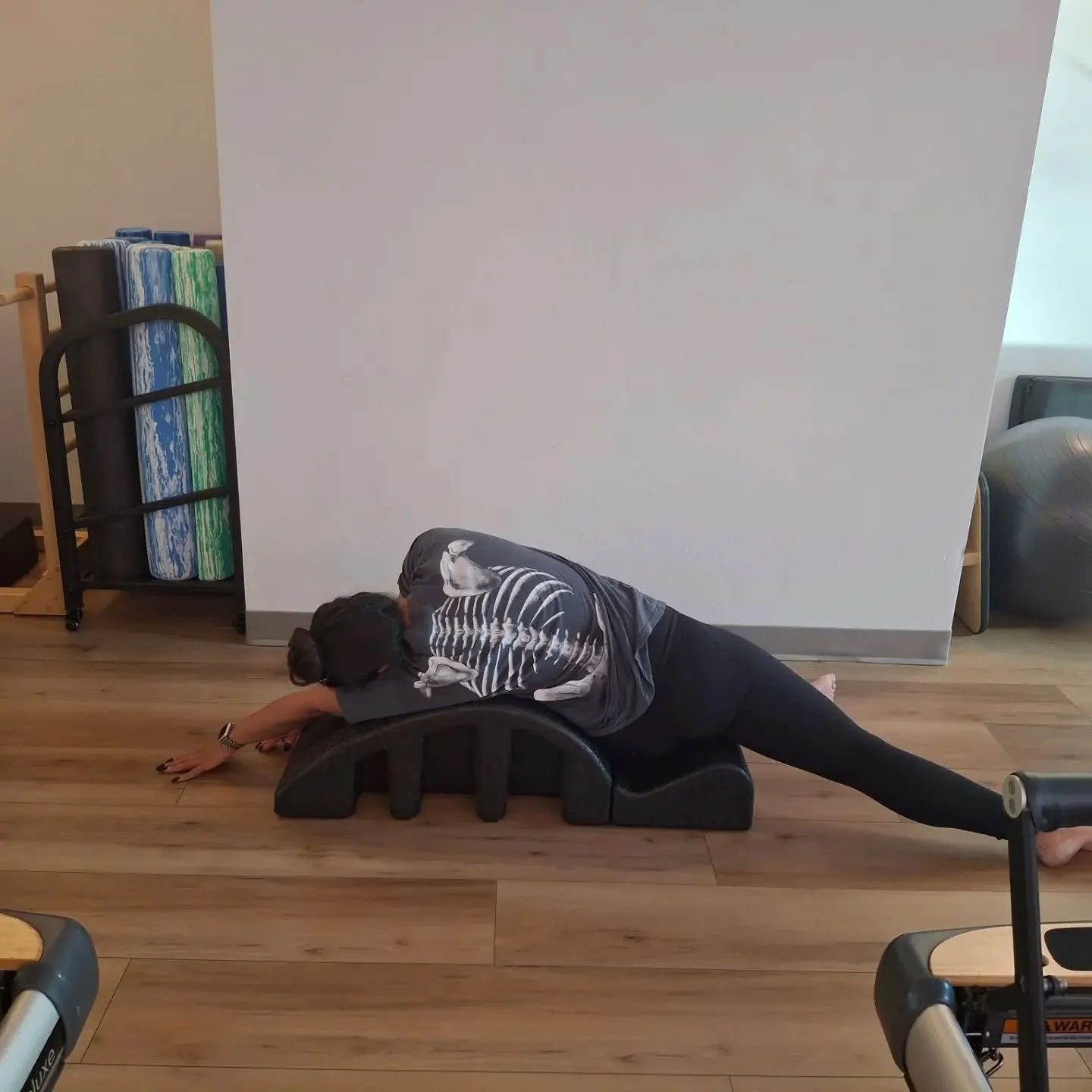 @anelcossio always has the coolest shirts, a big smile, and such a great attitude...even when facing a teaser!😃
Here in a nice stretch on the pilates arc after sidebody work!