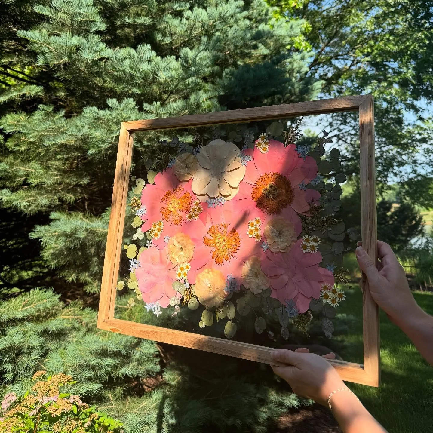 Swipe for before!

A big part of flower preservation is color correction. Not everyone does this, but it IS something I now offer as an add-on! Without color correction, those pinks would have turned deeper and cooler; with enhancement, we were able 