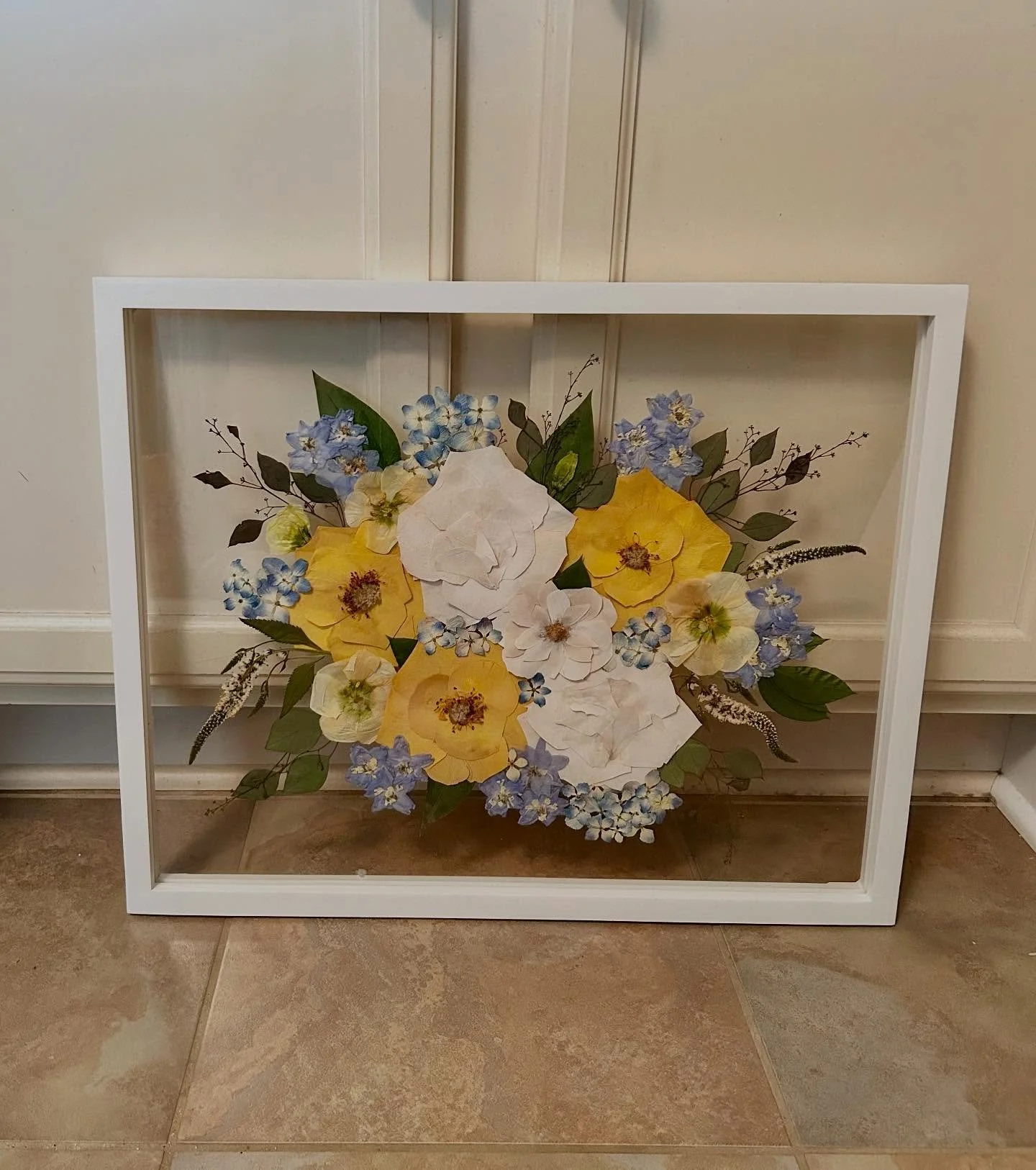 White was the perfect frame choice for this bouquet! It&rsquo;s all in the details 🖌️