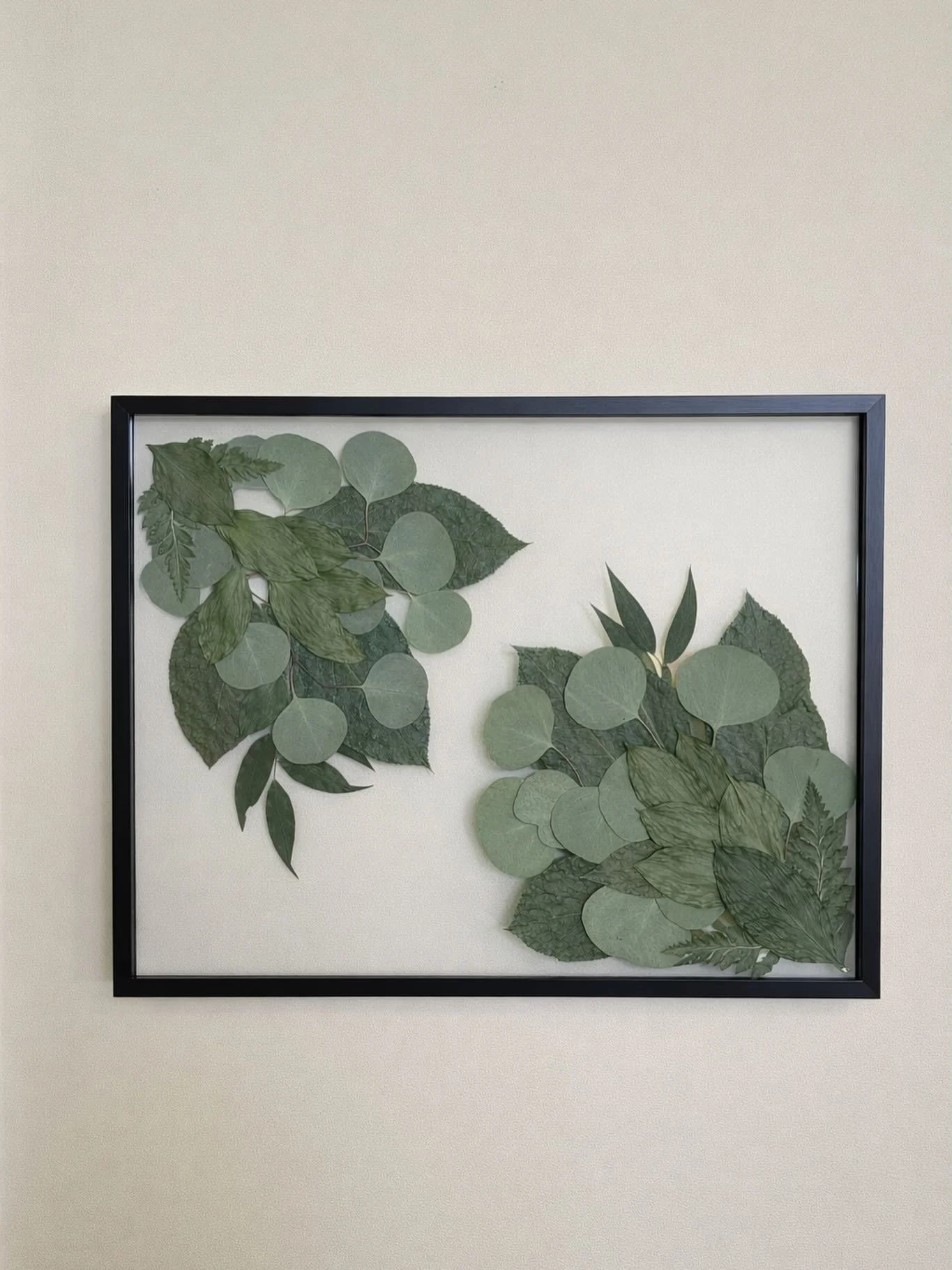 🌿 This bride had an all green bouquet, so I love what she chose to do with the design! Corners were perfect for this bouquet, it added visual interest and will be a beautiful wall piece for years to come 🌿