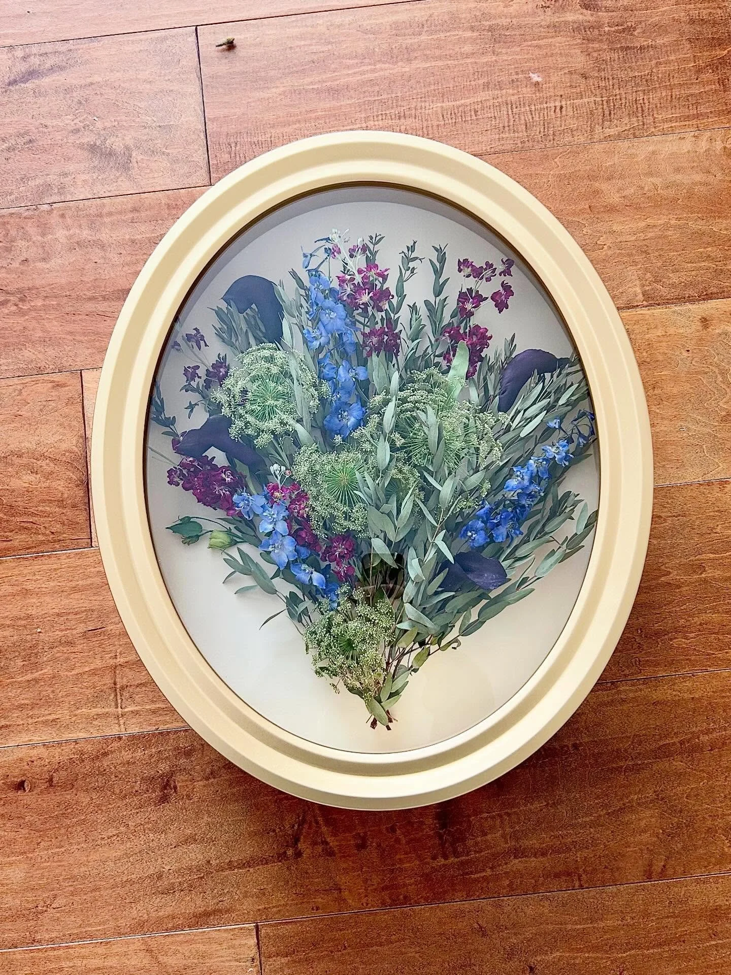 This gorgeous dried bouquet was arranged in a custom gold, round shadow box! The unique statement frame complemented the delicate florals to create a piece of art that will for sure have main character energy in the home 💅

Florida Flower Preservati