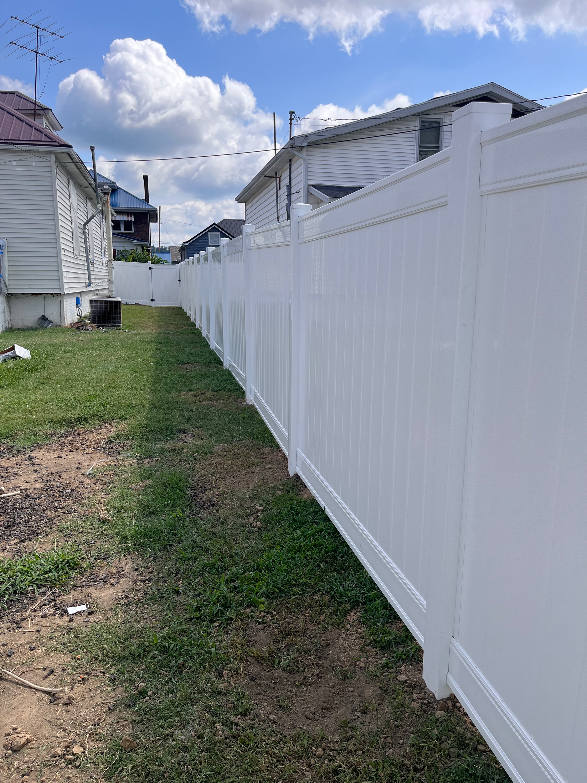 white vinyl residential fence