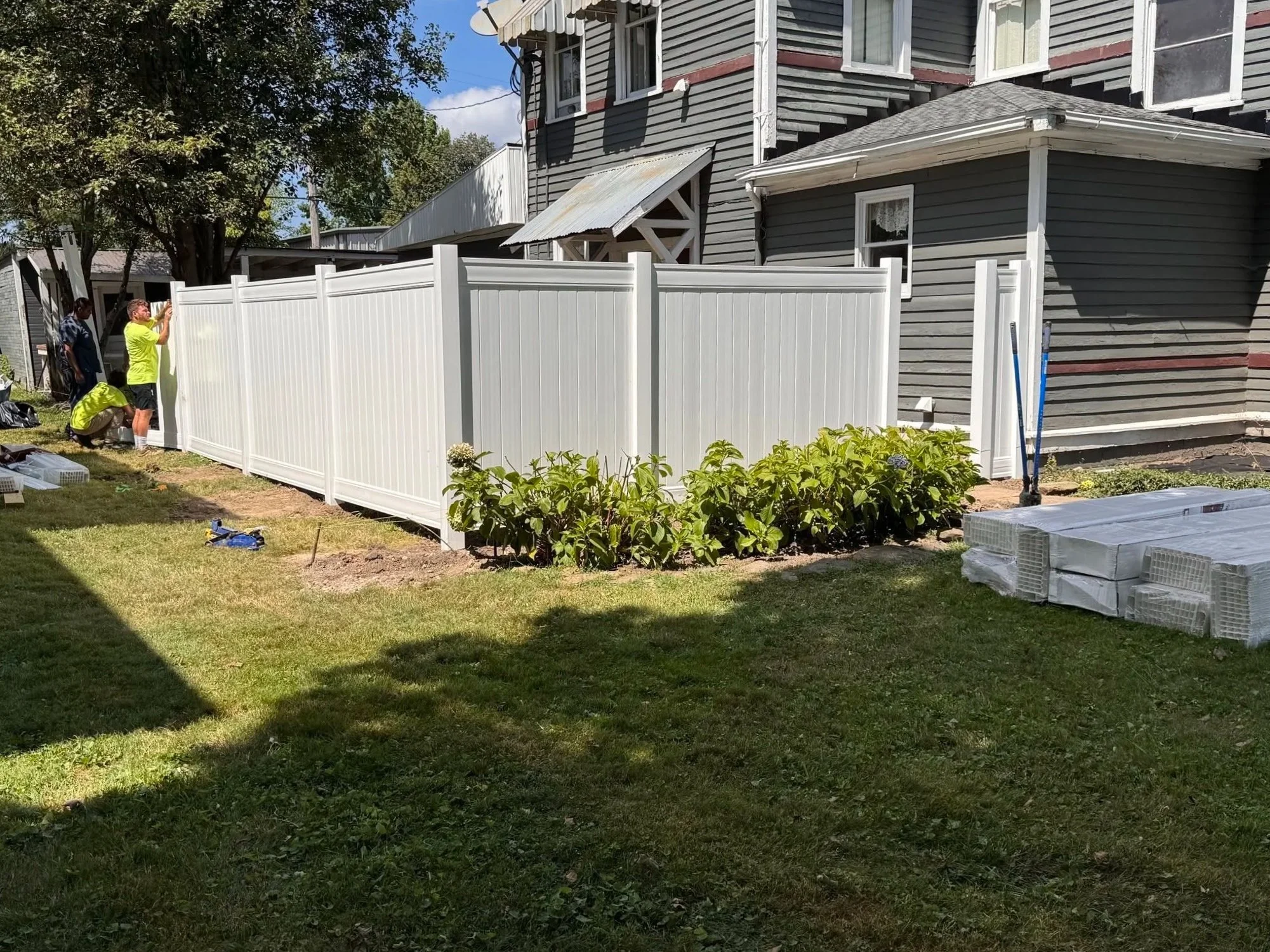 white vinyl privacy fence