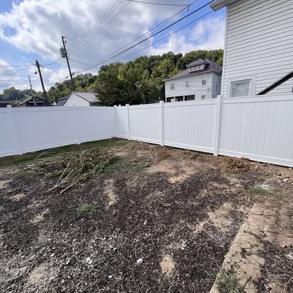 white vinyl privacy fence