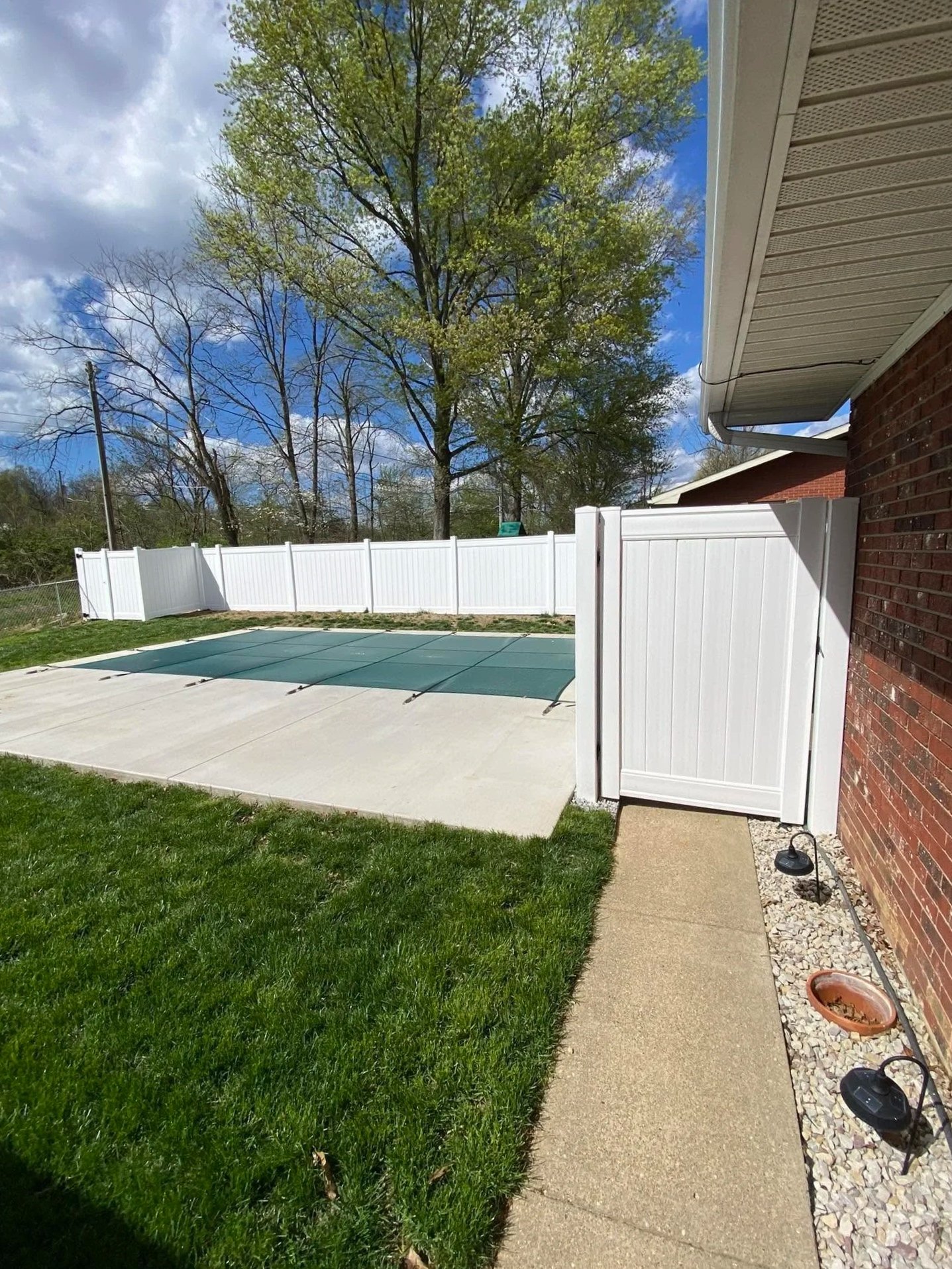 white vinyl fence around pool