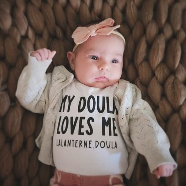 How blessed am I to see so many beautiful babies grow each year 🫶 I love gifting these onesies to my doula babies and getting these sweet photos in return! Thank you for sharing @loganpartyof6 📸