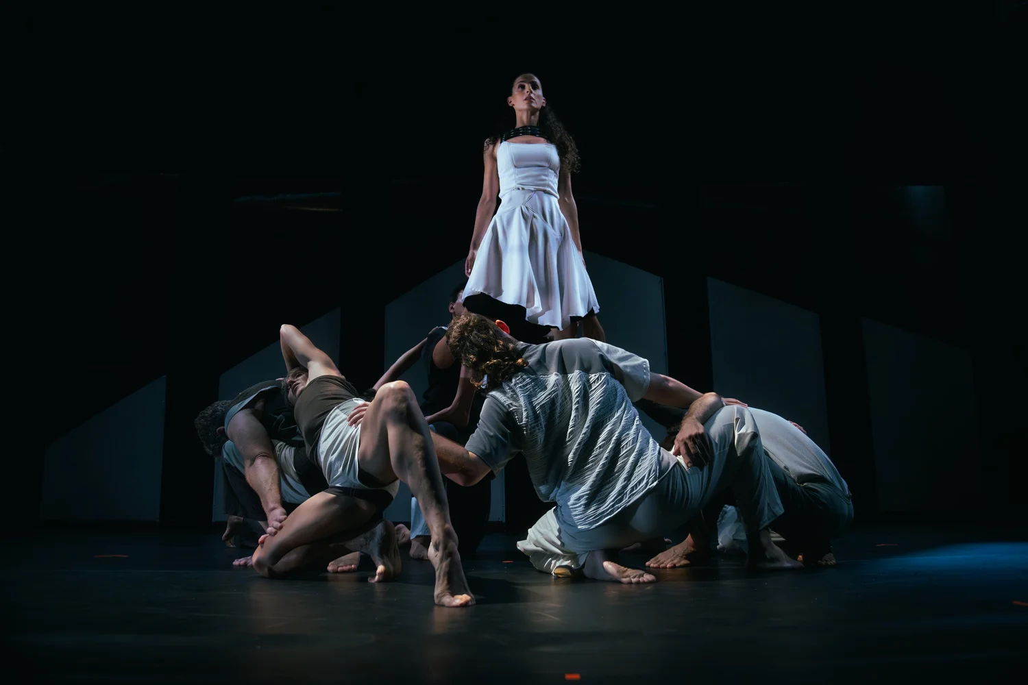 K.OS — Circo contemporáneo de gran formato inspirado en el universo simbólico del Guernica